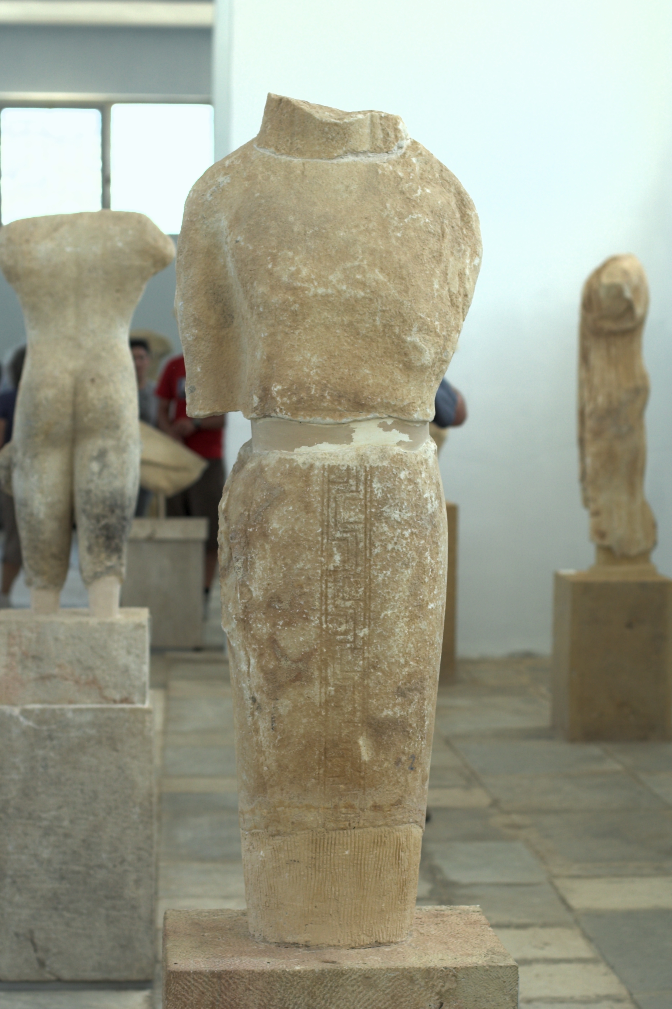 Kore with the peplos, comes from the island of Paros, around 580 BC. Found in the Temple of Apollo at Delos. Museum of Delos, A 4062. (On the left in the background is the kouros of Paros, A 4047.)