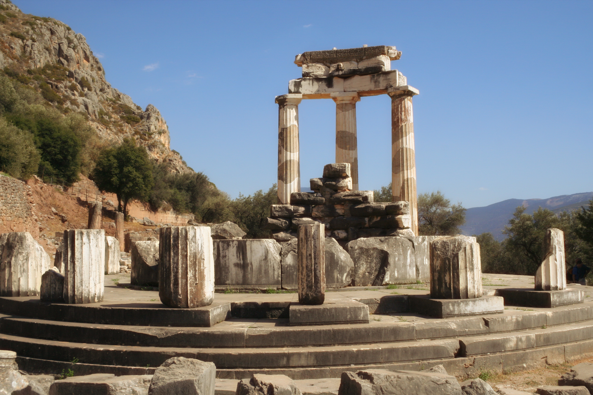 Tholos im Heiligtum der Athena Pronaia
Delphi war eine Stadt im antiken Griechenland, die vor allem für ihr Orakel bekannt war. Seit 1987 gehören die Ausgrabungen von Delphi zur Liste des Weltkulturerbes der UNESCO.

Mittelgriechenland