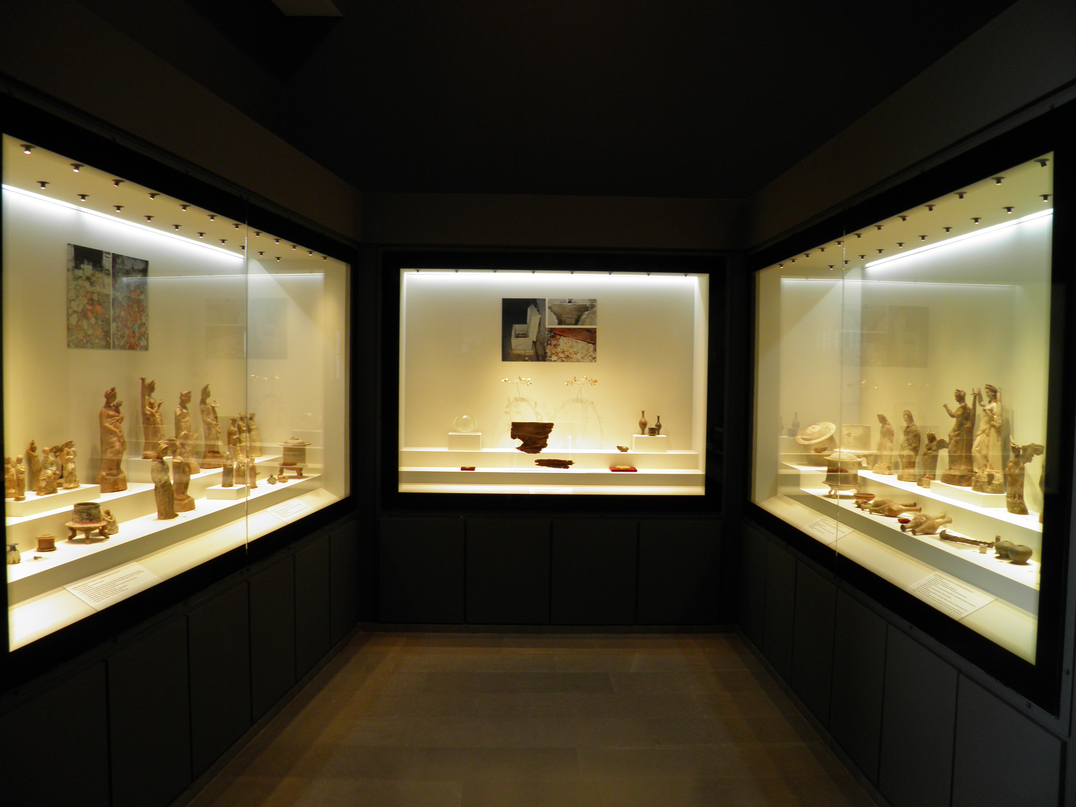 Finds from the rock-cut chamber tomb, Archaeological Museum, Pella