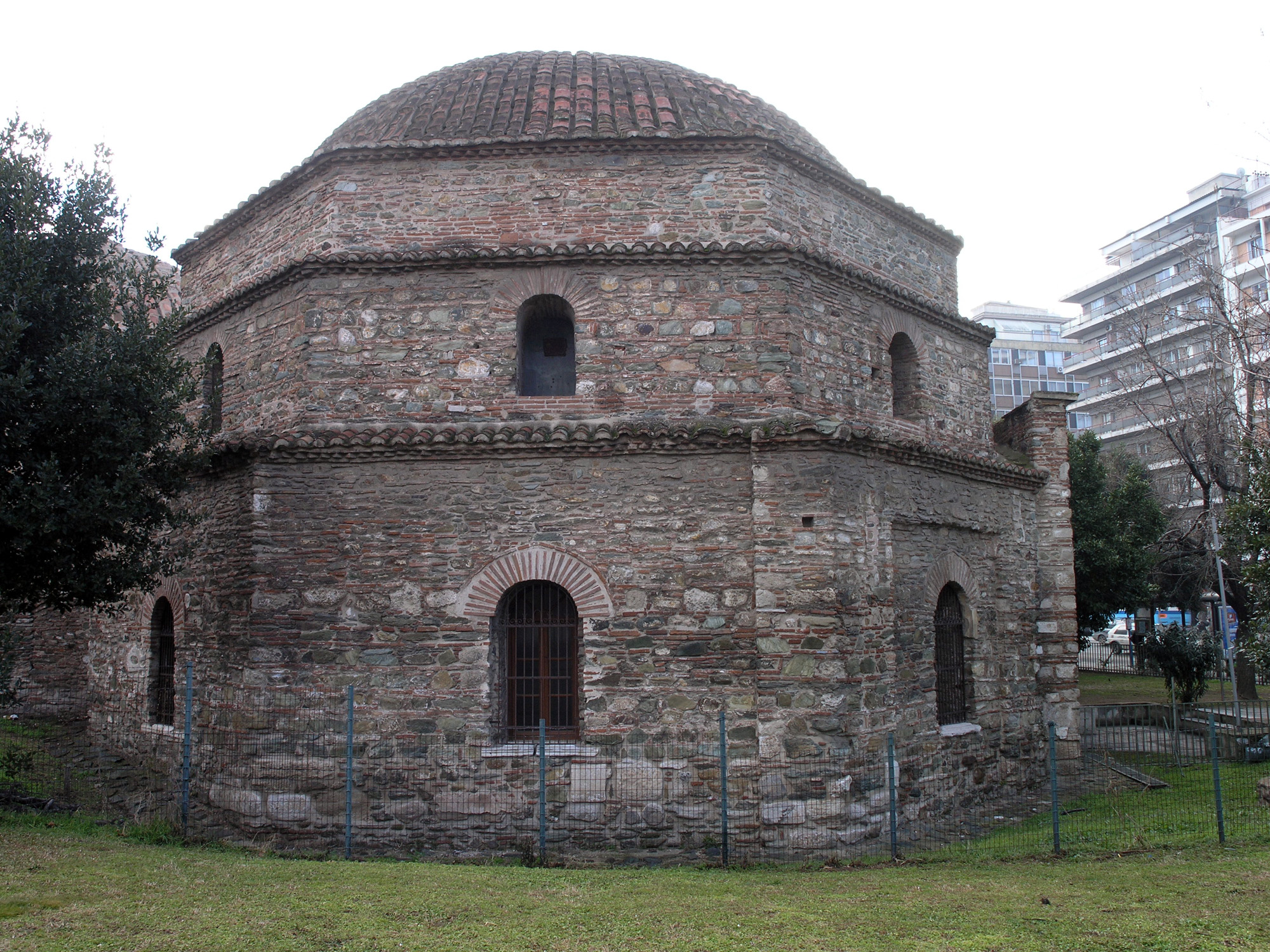 Outside view of the men baths in the Bey Hamam in Thessaloniki.

Photograph taken by Marsyas 17:21, 26 February 2006 (UTC)