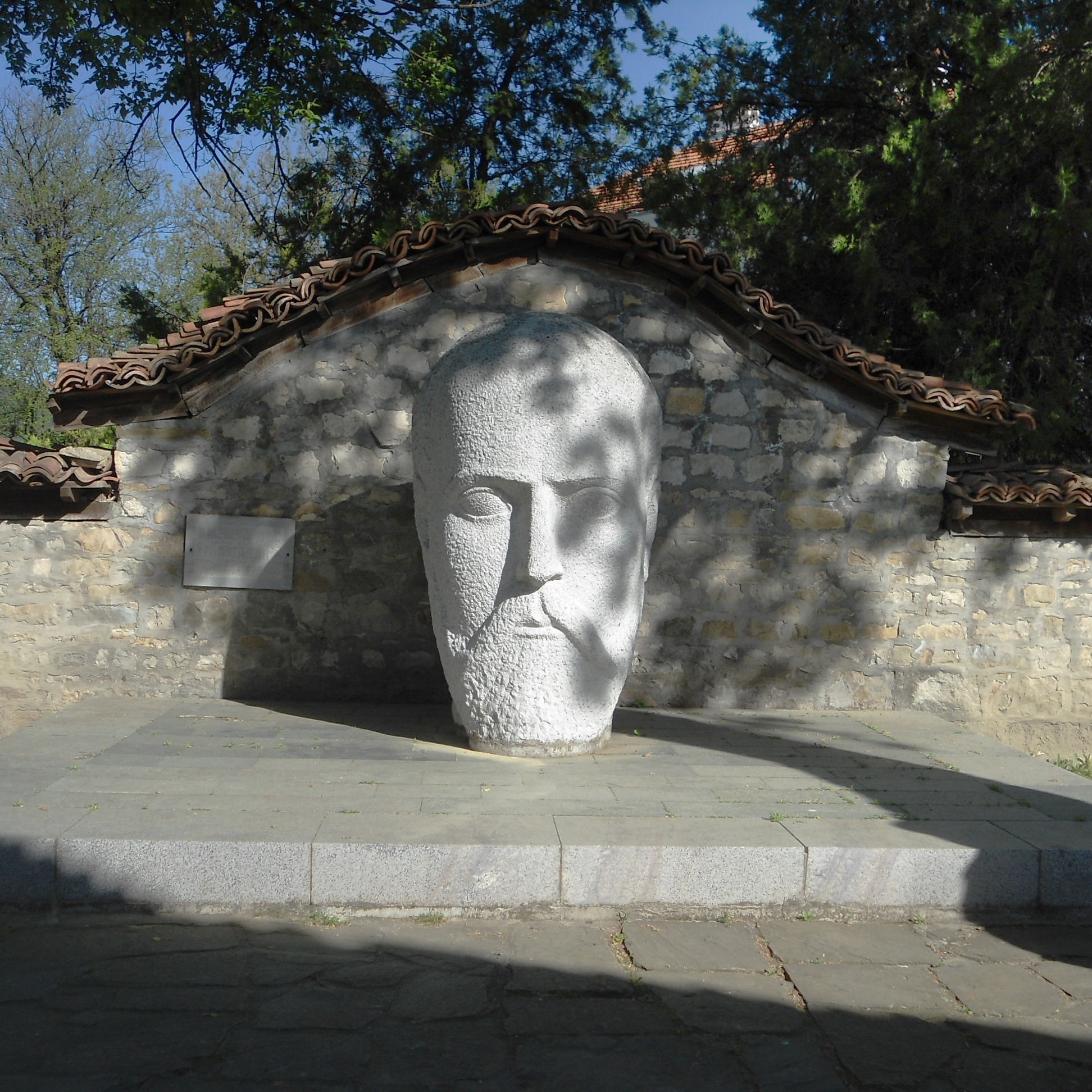 Паметник на Джанюариъс Алойшиъс Макгахан в гр. Елена