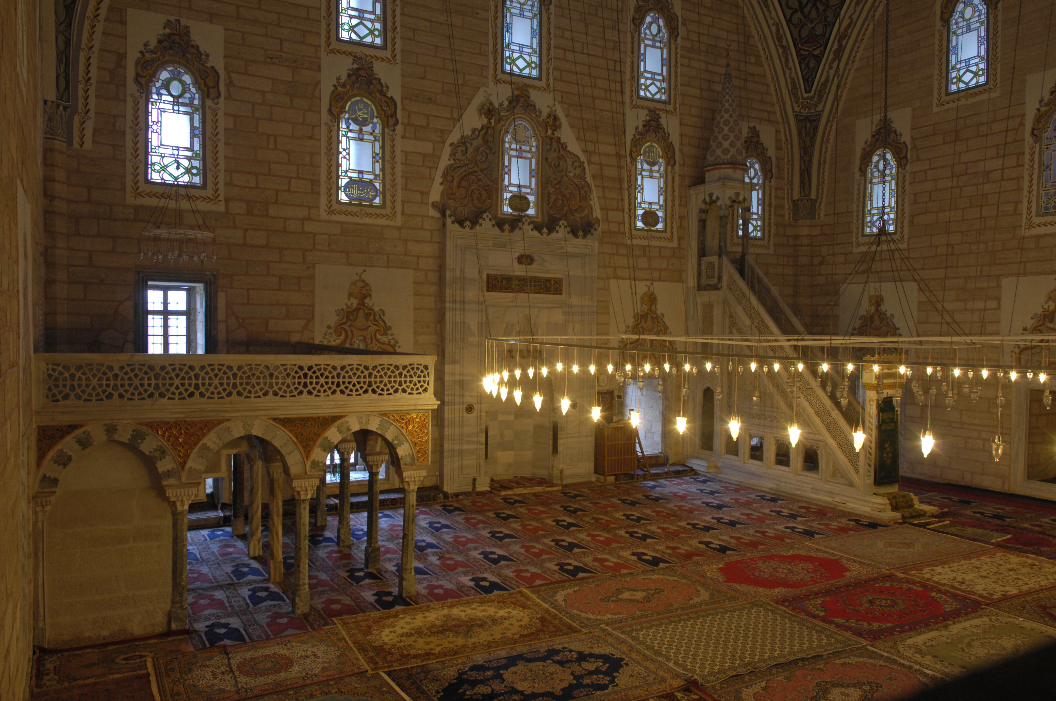 The Beyazit II mosque has been built between 1484 and 1488 bij Sultan Beyazit II, with the money left after his Moldau War. It is situated at the river Tunça. The architect Hayreddin based the ground plan on that of the Yeşil Mosque in Bursa. The building has a square prayer room with a dome on top and adjacent rooms for Q’uaran study, as well a courtyard, and is representative for the early Ottoman mosque architecture.