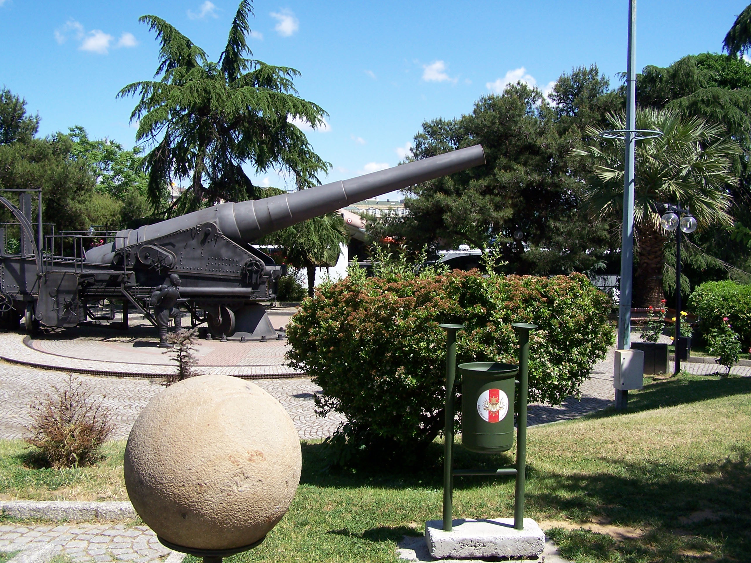 Askeri Müzesi (Military Museum) in Şişli, İstanbul, Turkey. The gun is a 335 mm L/35 built in 1889 on a coast defense mount.