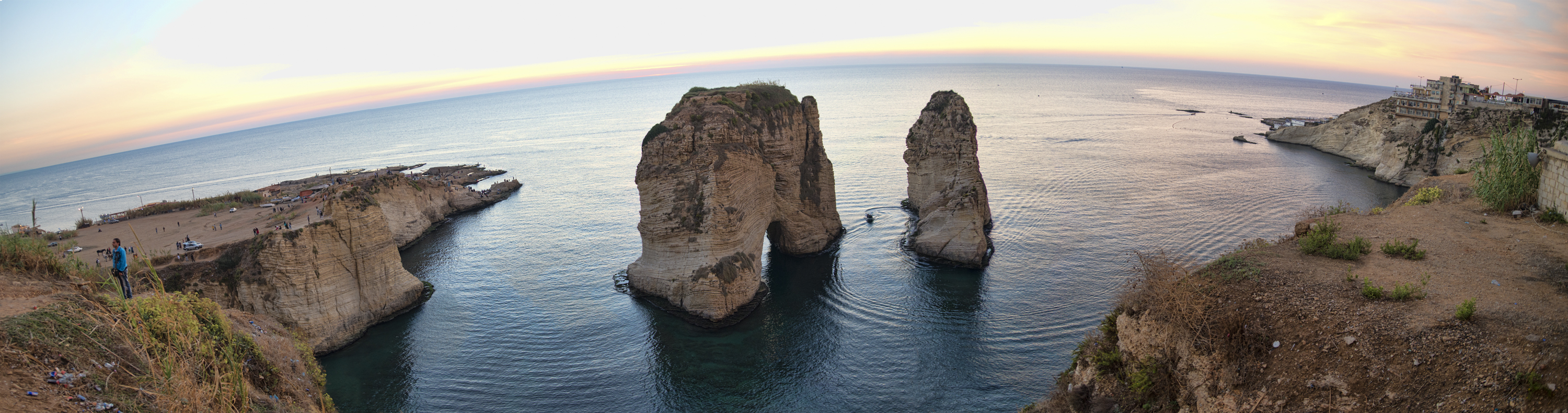 Photographed a panorama of the Rawshe rocks in Beirut, Lebanon. Using a Nikon D800.

صخرة الروشة