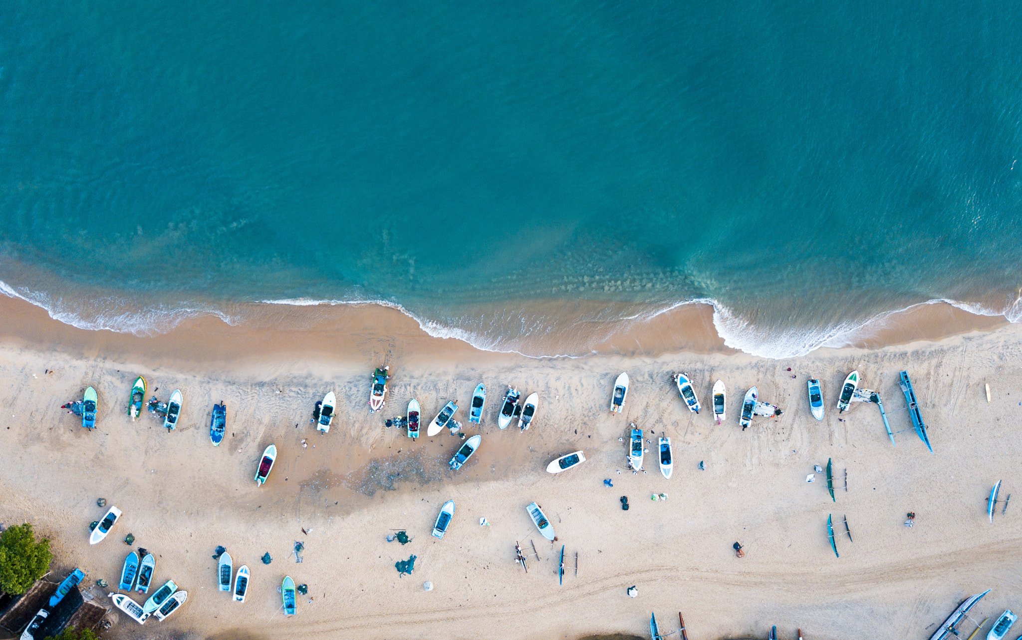 500px provided description: Arugam Waves [#sea ,#beach ,#travel ,#blue ,#ocean ,#waves ,#movement ,#aerial ,#boats ,#sand ,#fishermen ,#sri lanka ,#pro ,#drone ,#arugam bay ,#mavic ,#boulanger ,#etienne ,#DJI]