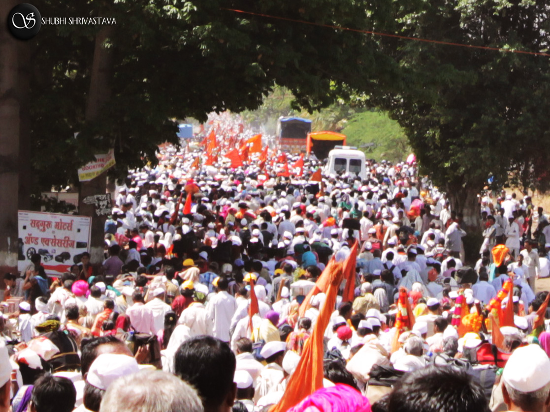 Palki festival showcases the distinctive feature of the Maharashtrian culture. This is a 1000-year-old tradition, which has been following by the warkaris (people who follow the wari, a fundamental ritual).People perform collective singing, dancing, chanting (Dnyanba-Tukaram in what are called as Dindis or organised group of warkaris) to the holy town of Pandharpur in Hindu months of Ashadh (June-July) and Karthik (November-December).Palkhi Festival, which lasts for 22 days, starts in the month of Jyeshth (June). Every year on the eleventh day of the first half of the month of Ashadh, the Palkhi reaches Pandharpur. Every saint, right from Sant Jyaneshwar to Sant Tukaram was following the wari traditio