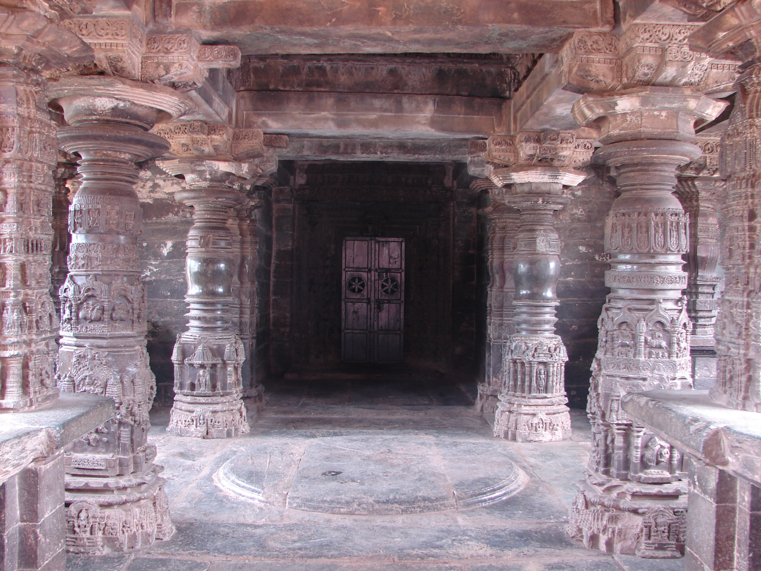 This photograph was taken by self (Dinesh Kannambadi) at the Saraswati temple in en:Gadag, Karnataka state, India in July 2007. This is an example of Gadag style pillars built by the en:Western Chalukyas (Kalyani Chalukyas)
