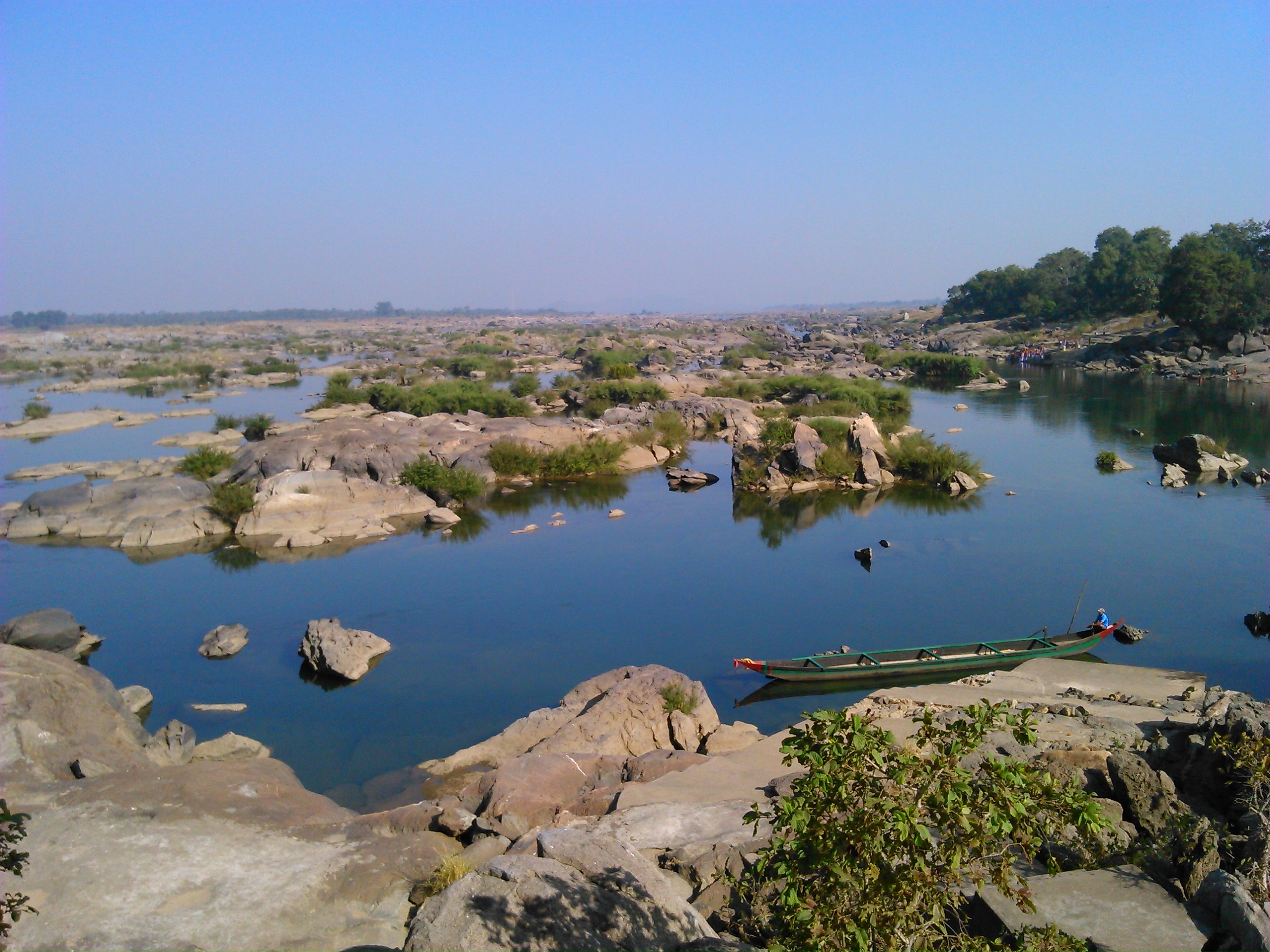 Huma is a tourist place in western Odisha. The photo is taken From the Vairabi Debi temple situated nearby. In the image, we can see the Mahanadi river.