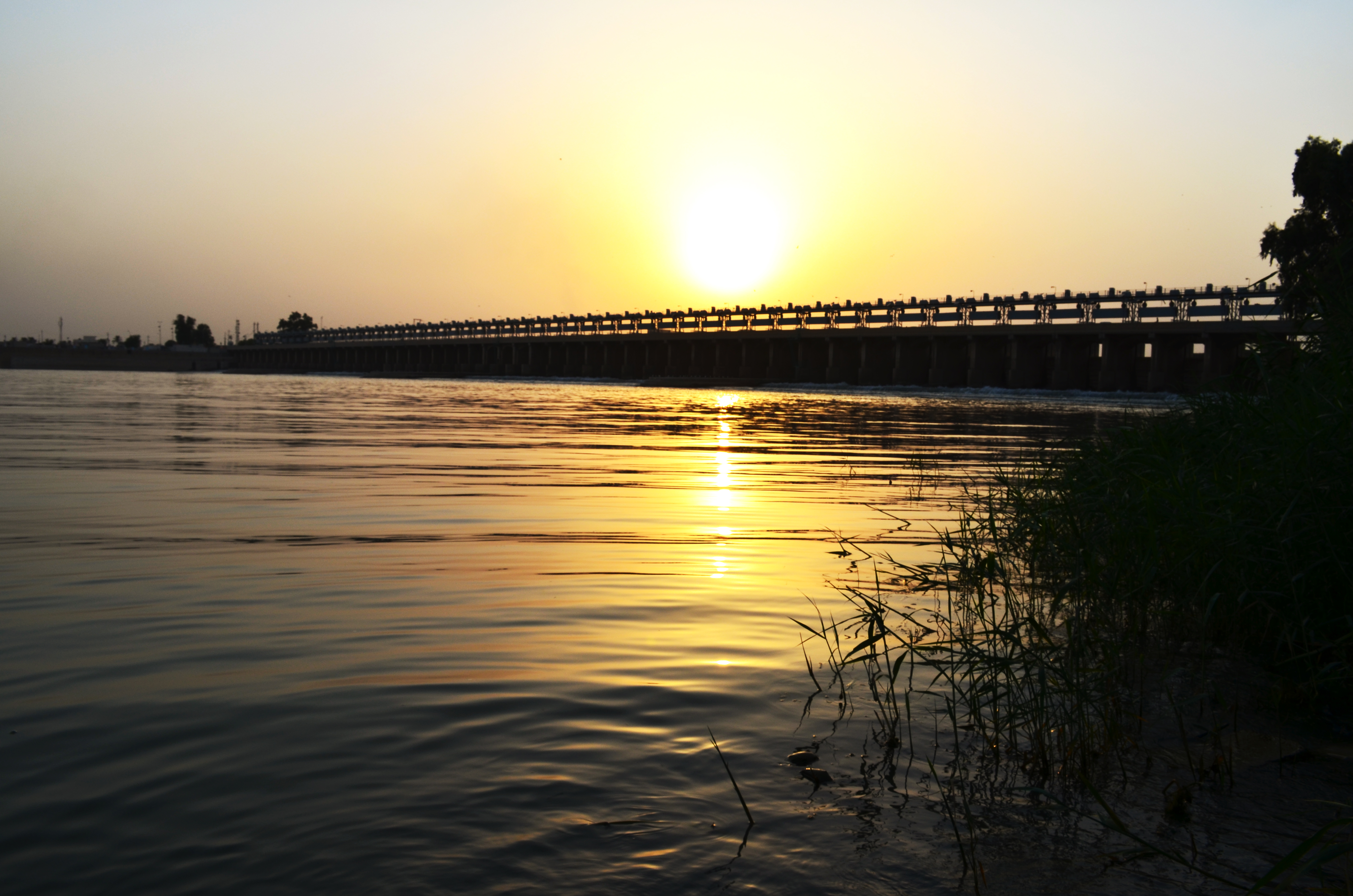 من ضفاف نهر دجلة غروب الشمس