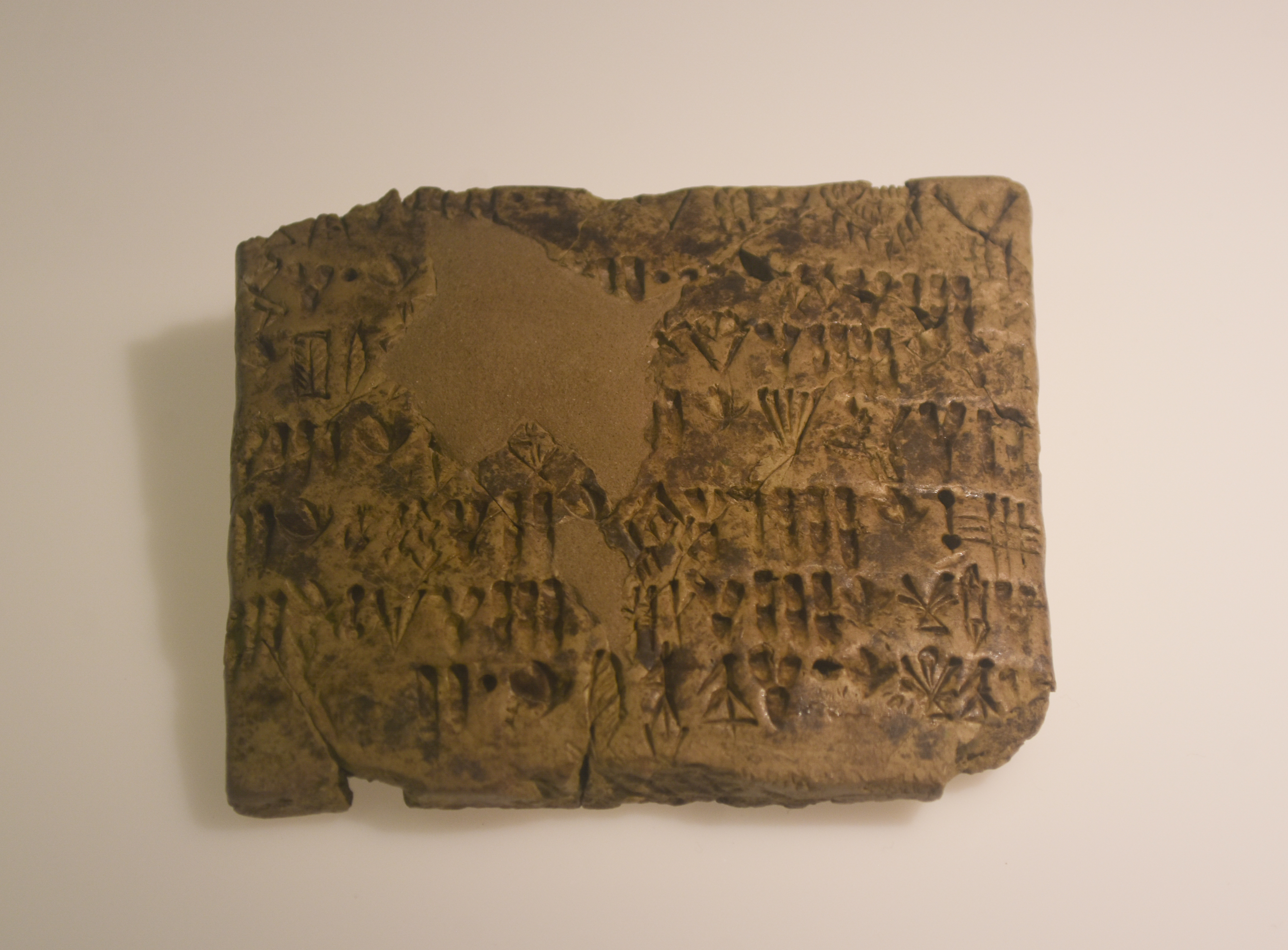 Tablet of the protoelamite period. Ca. 3100-2900 BC. Provenance: Tepe Yahya, Iran. It is part of the exhibition Irán, cuna de civilizaciones in the MARQ.