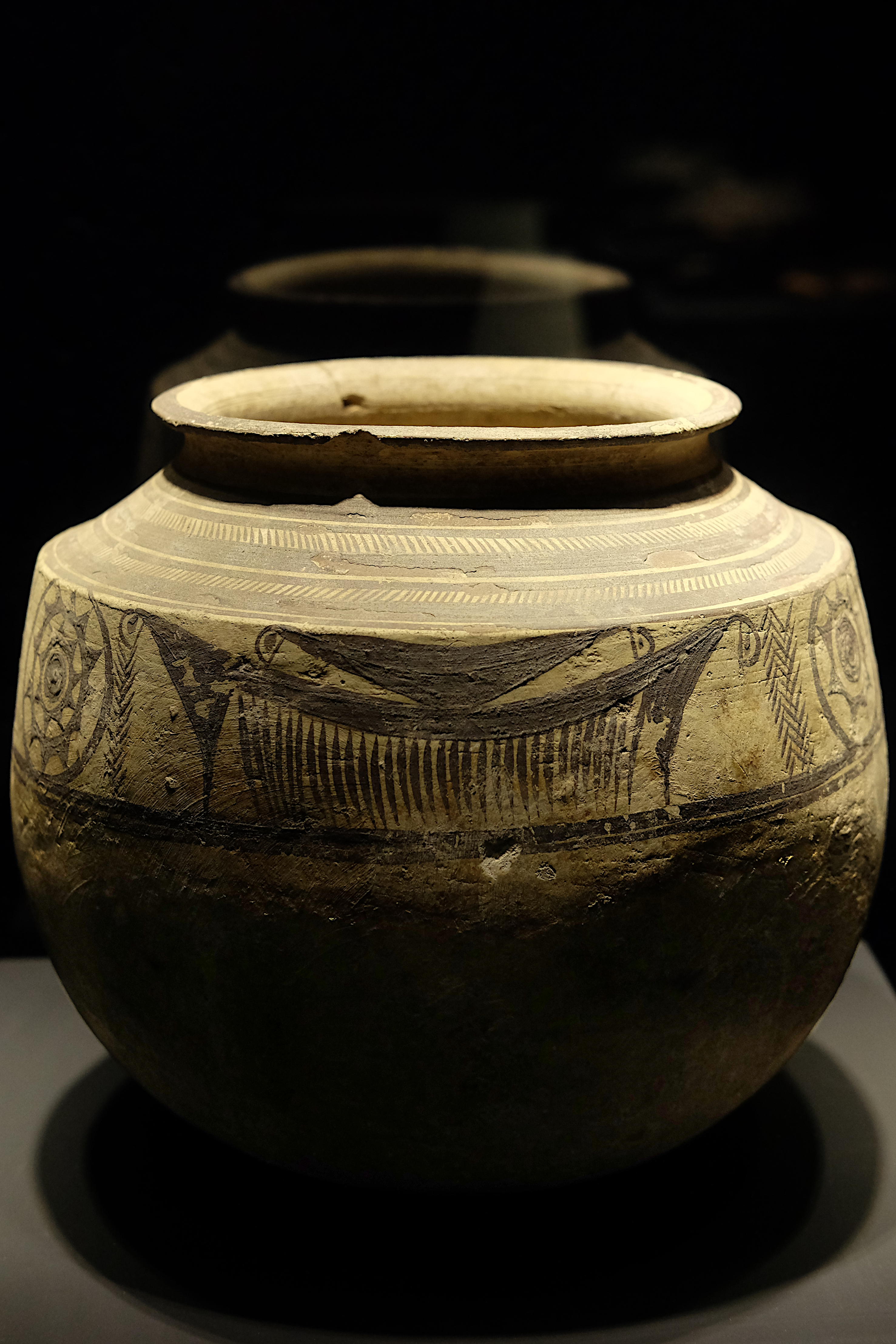 Mainly known for a necropolis of 19 graves, the phase of Giyan IV delivers ceramic in abundance. The jars are generally decorated with raised bands in horizontal and wavy raised bands. Only the neck of the jar is painted, the rest is blank. The most significant motifs in this phase are pairs of birds with wings spread in the shape of a comb and rows of sawtooth patterns.