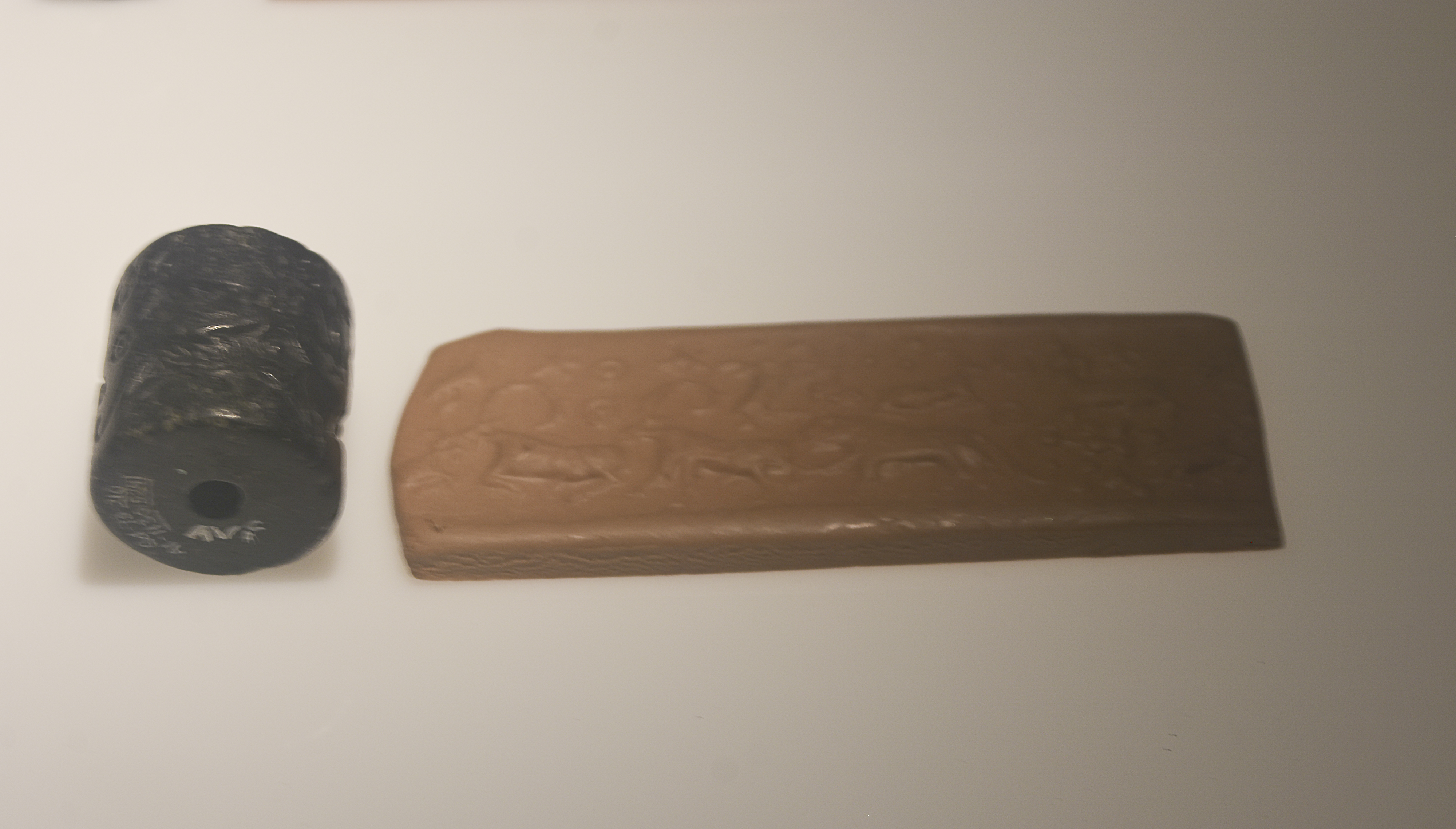 Cylinder seal. Ca. 3200-3000 BC. Provenance: Godin Tepe, Iran. It is part of the exhibition Irán, cuna de civilizaciones in the MARQ.