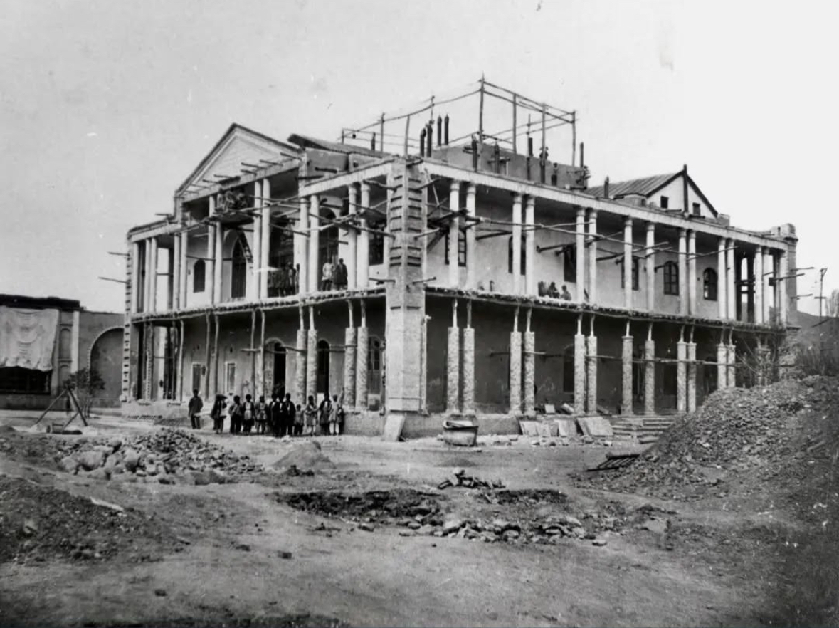 Construction of the governmental palaver at Tabriz