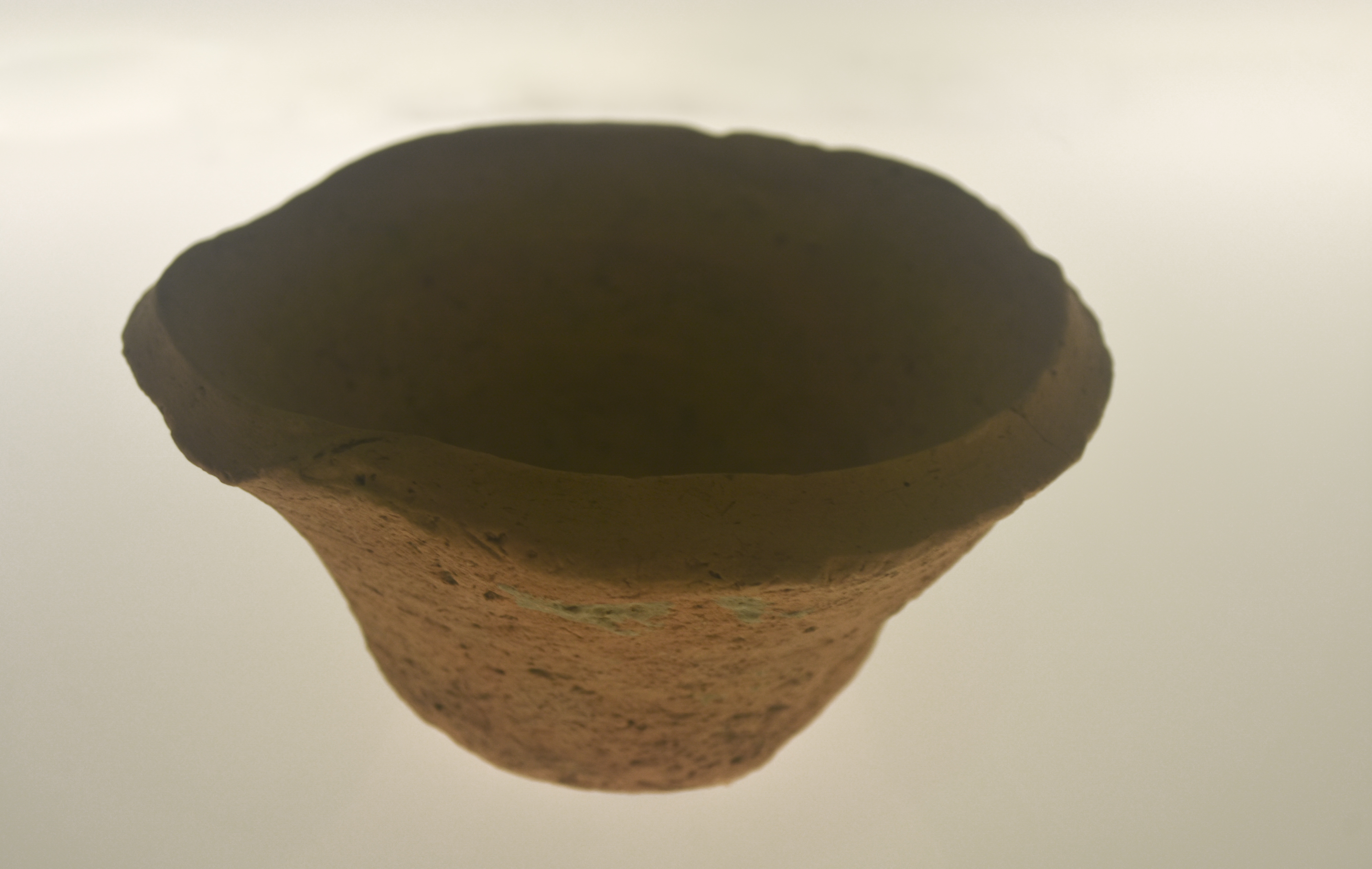 Beveled rimb bowl. Late Susa II period (Uruk Period). Ca. 3200-3100 BC. Provenance: Khuzestan Province. It is part of the exhibition rán, cuna de civilizaciones in the MARQ.