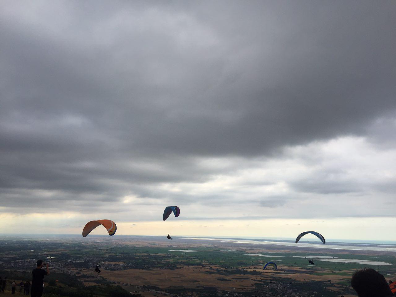 پرواز پاراگلایدرها در روستای مهدیرجه و نمایی از دریای خزر و شبه‌جزیرۀ میانکاله