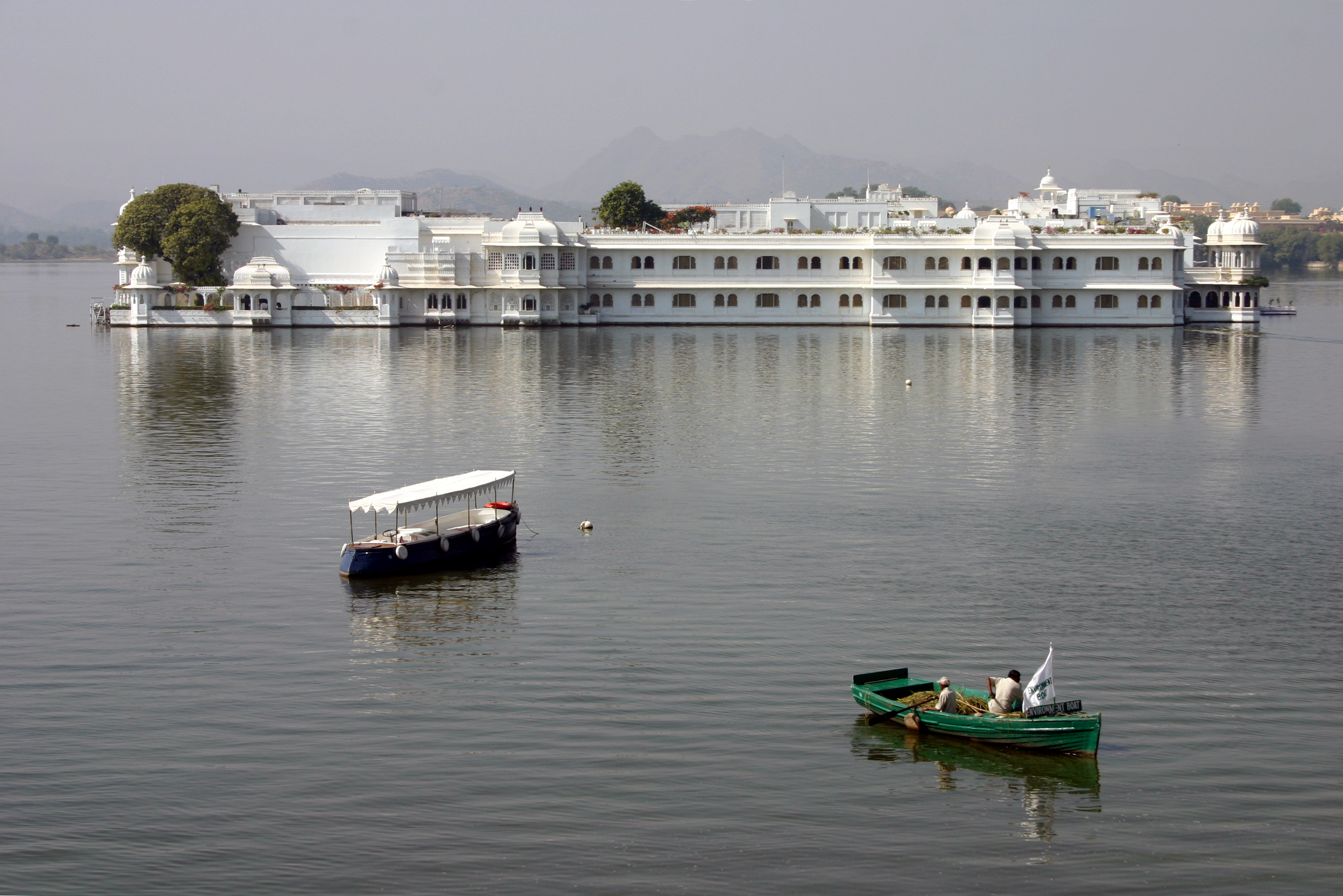 Lake Palace (Hotel) im Pichola See in Udaipur / Rajasthan
