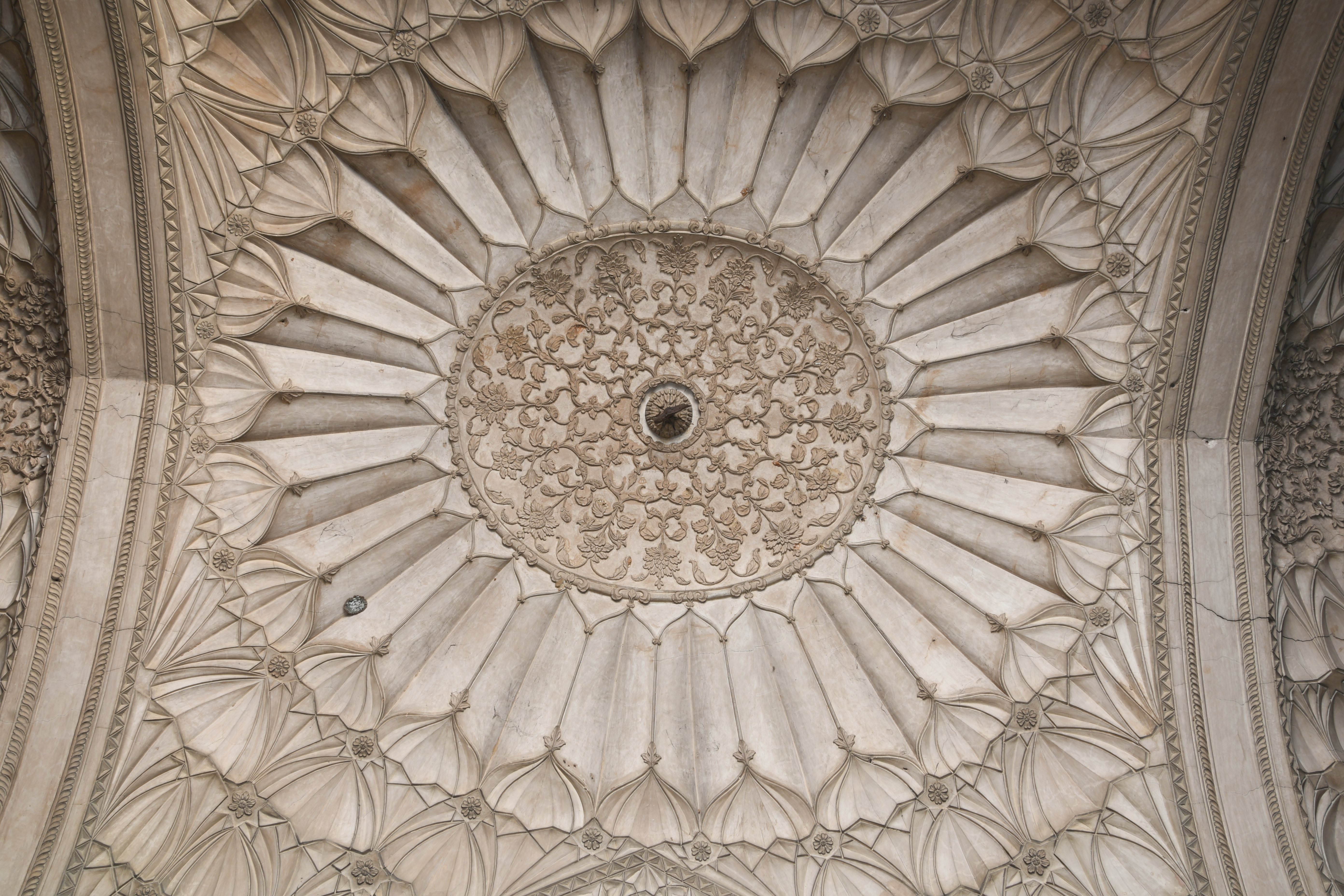 The ceiling of Tomb of Safdar Jang in Delhi (12).jpg