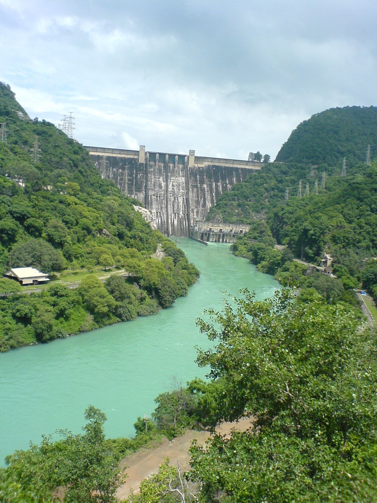 Bhakra Nangal Dam. Photo taken by Kawal Singh in 2008.
Source: Taken by User:KawalSingh