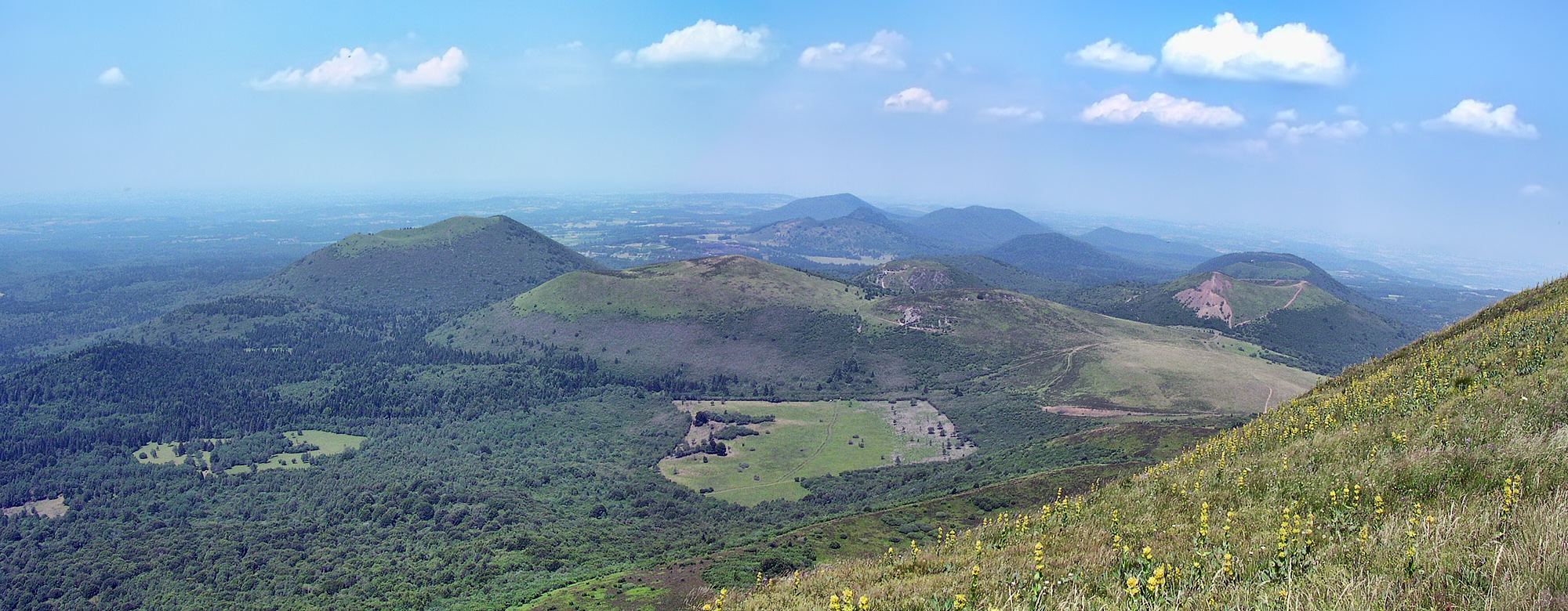 Panorama from the summit of the Puy de Dôme. The panaroma goes from the Puy de Come on the left to the Puy de Pariou on the right.