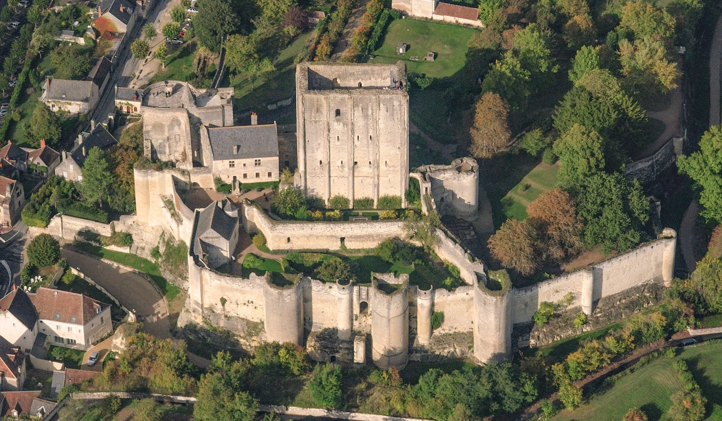Aerial view from the West towards the dungeon of Loches (Indre-et-Loire department, France). Nikon D60 f=55mm f/11 at 1/500s ISO 400. Processed using Nikon ViewNX 1.3.0 and GIMP 2.6.6.