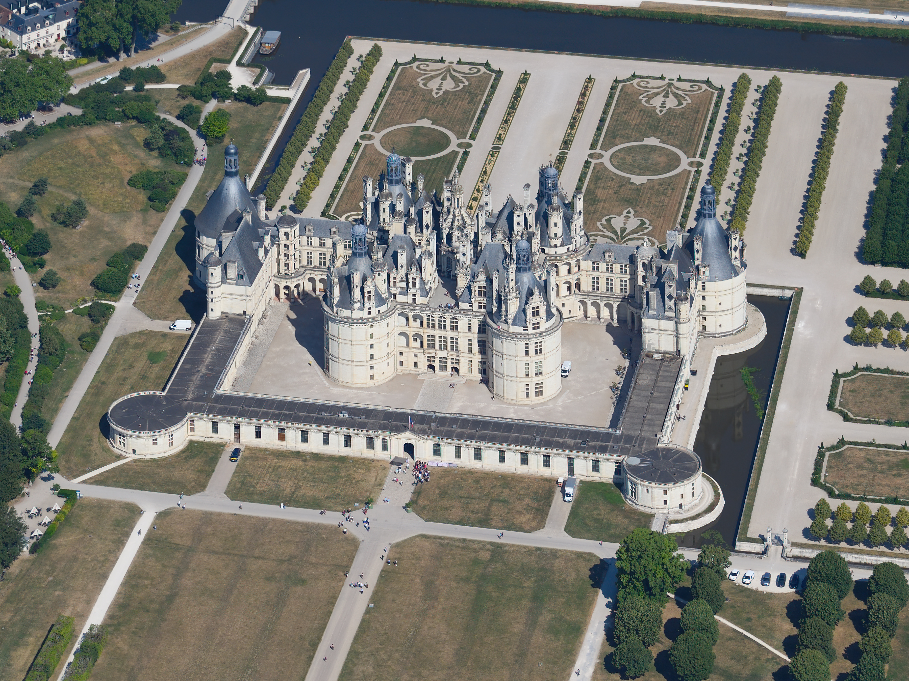 Aerial image of Château de Chambord (view from the southeast)