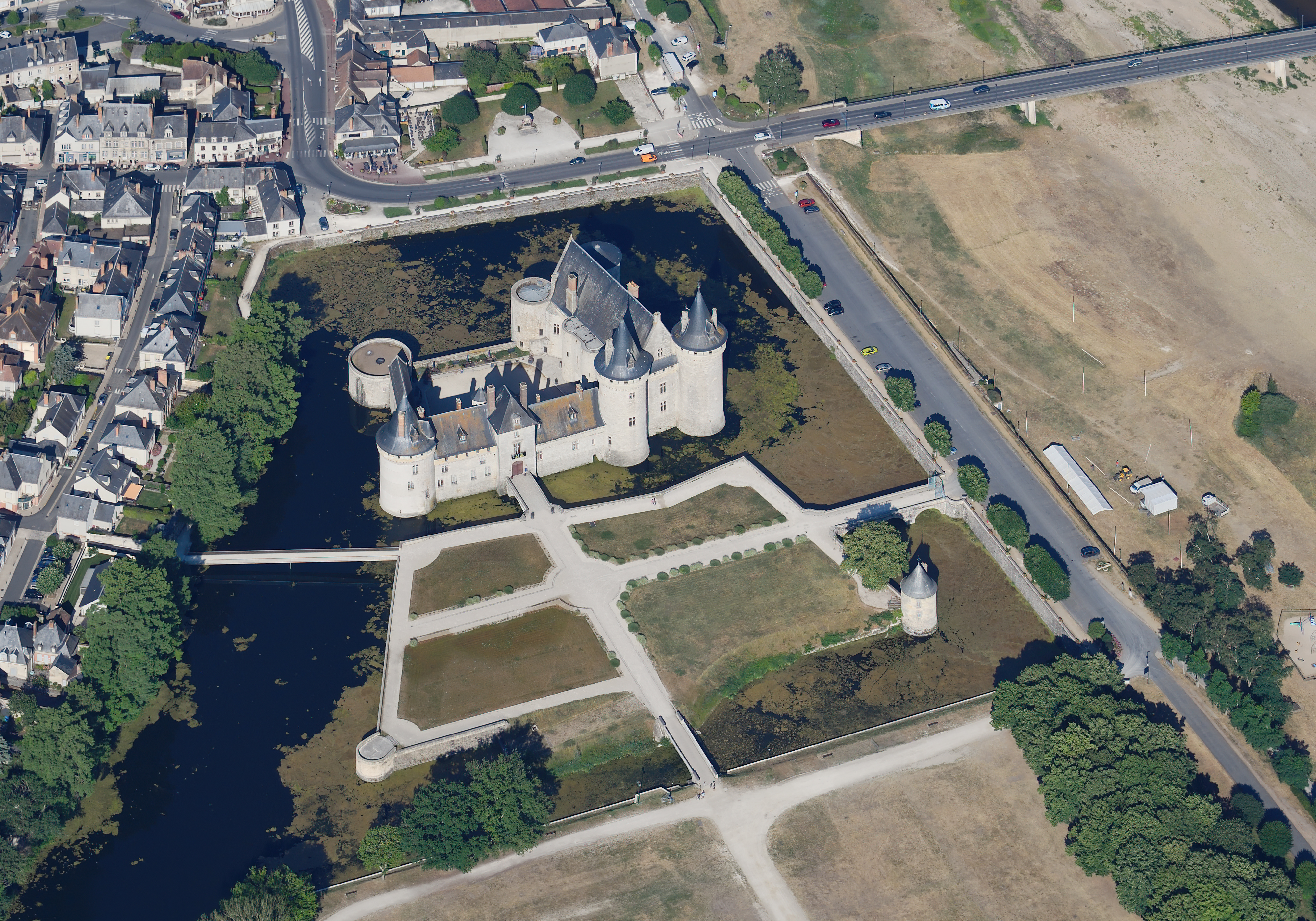 Aerial image of Château de Sully-sur-Loire (view from the east)