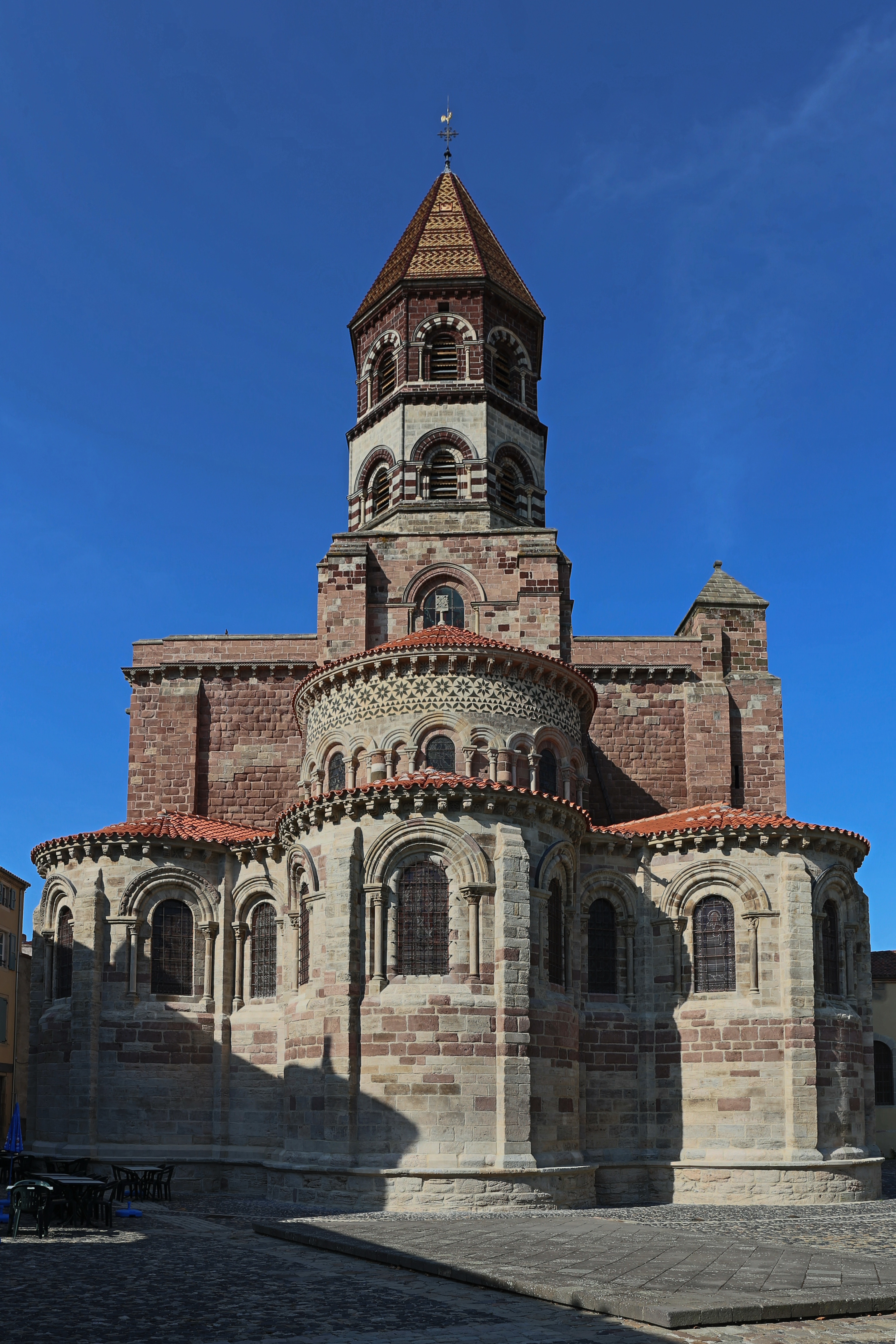 Basilique Saint-Julien de Brioude : le chevet vue de la place Grégoire de Tours.