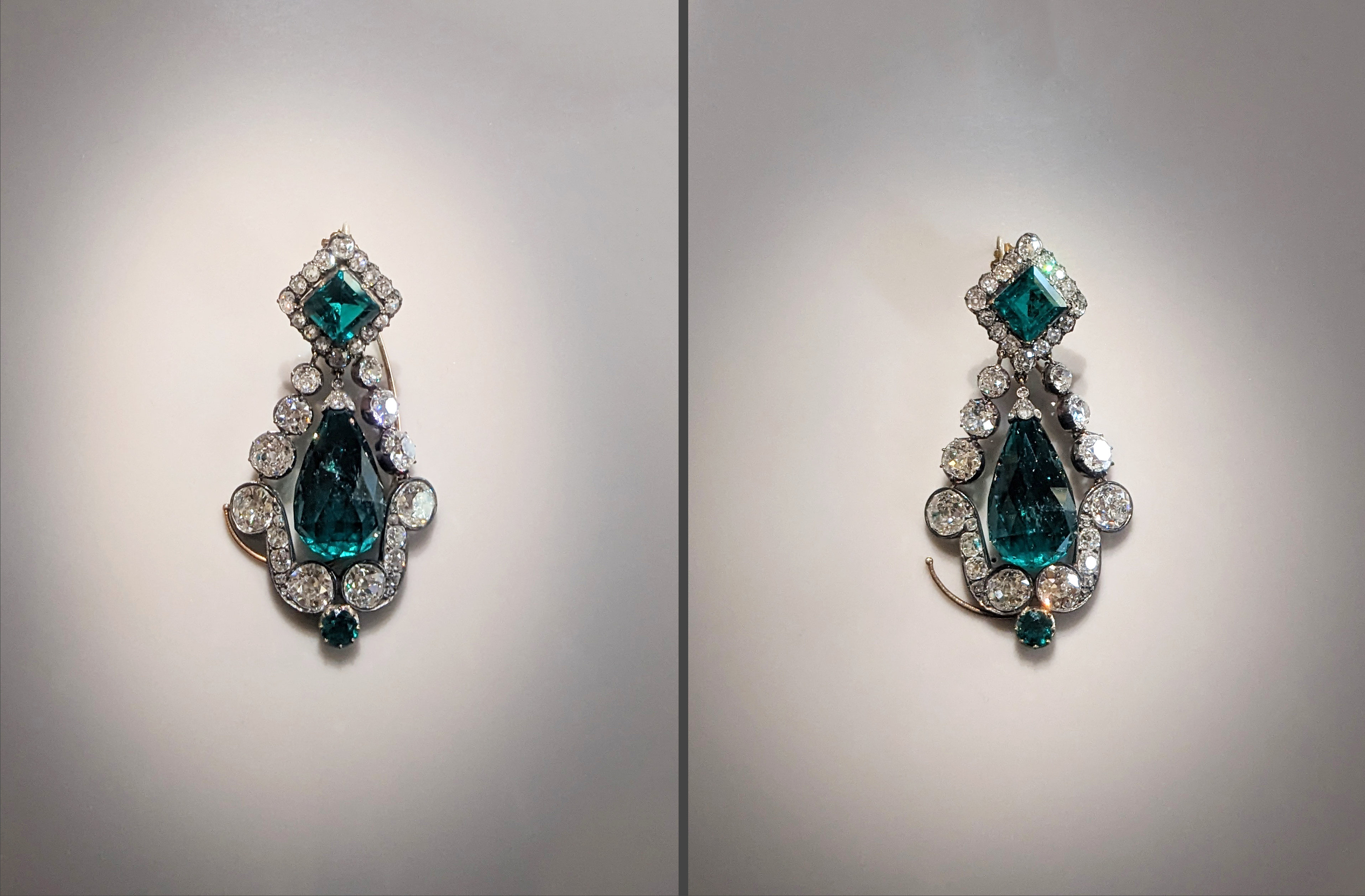 Paire de boucles d'oreilles en émeraudes de la parure de Marie-Louise - Musée du Louvre OA 12156.jpg