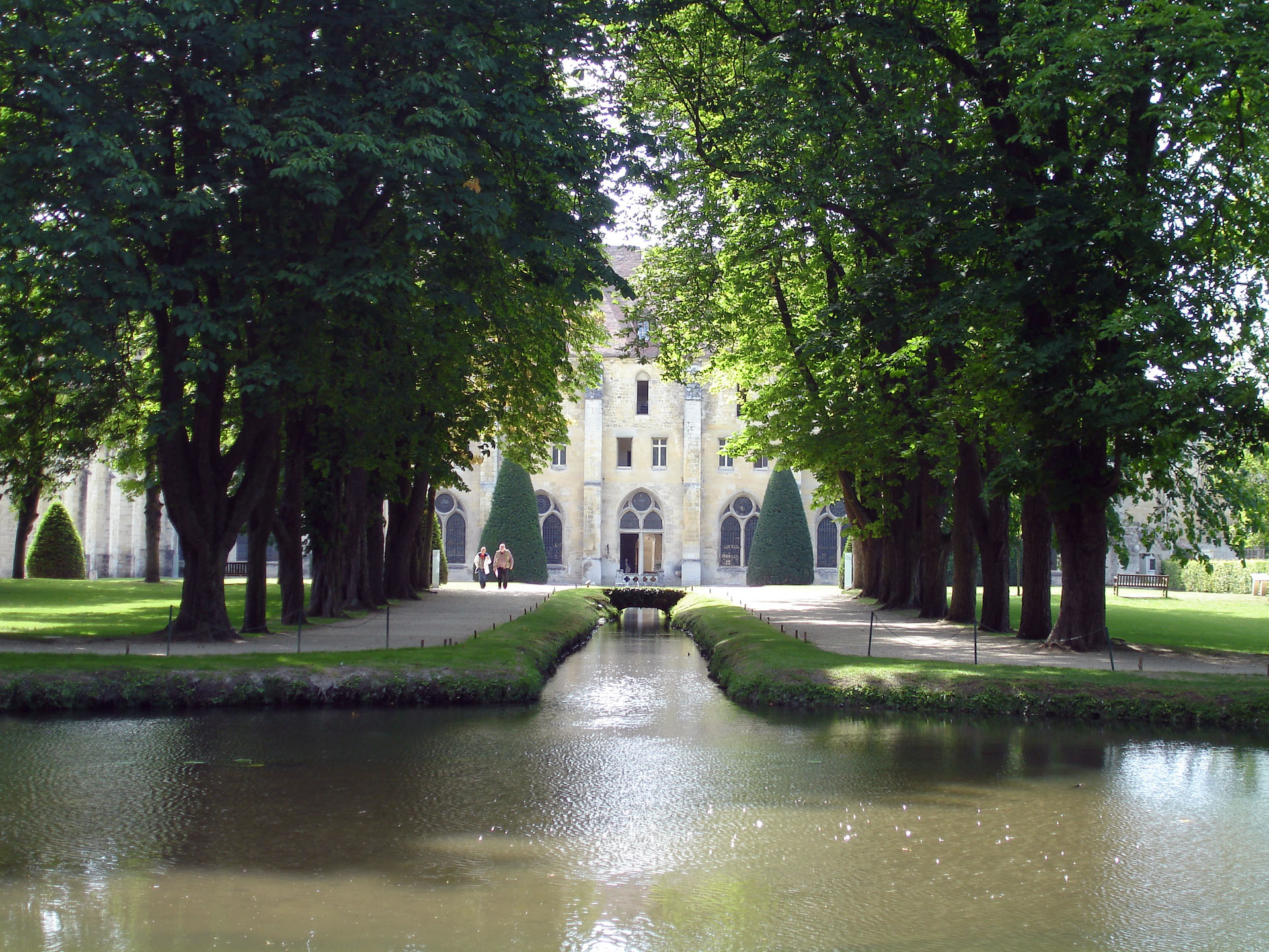 Le canal et le bâtiment des moines de l'abbaye de Royaumont, Val-d'Oise, France.