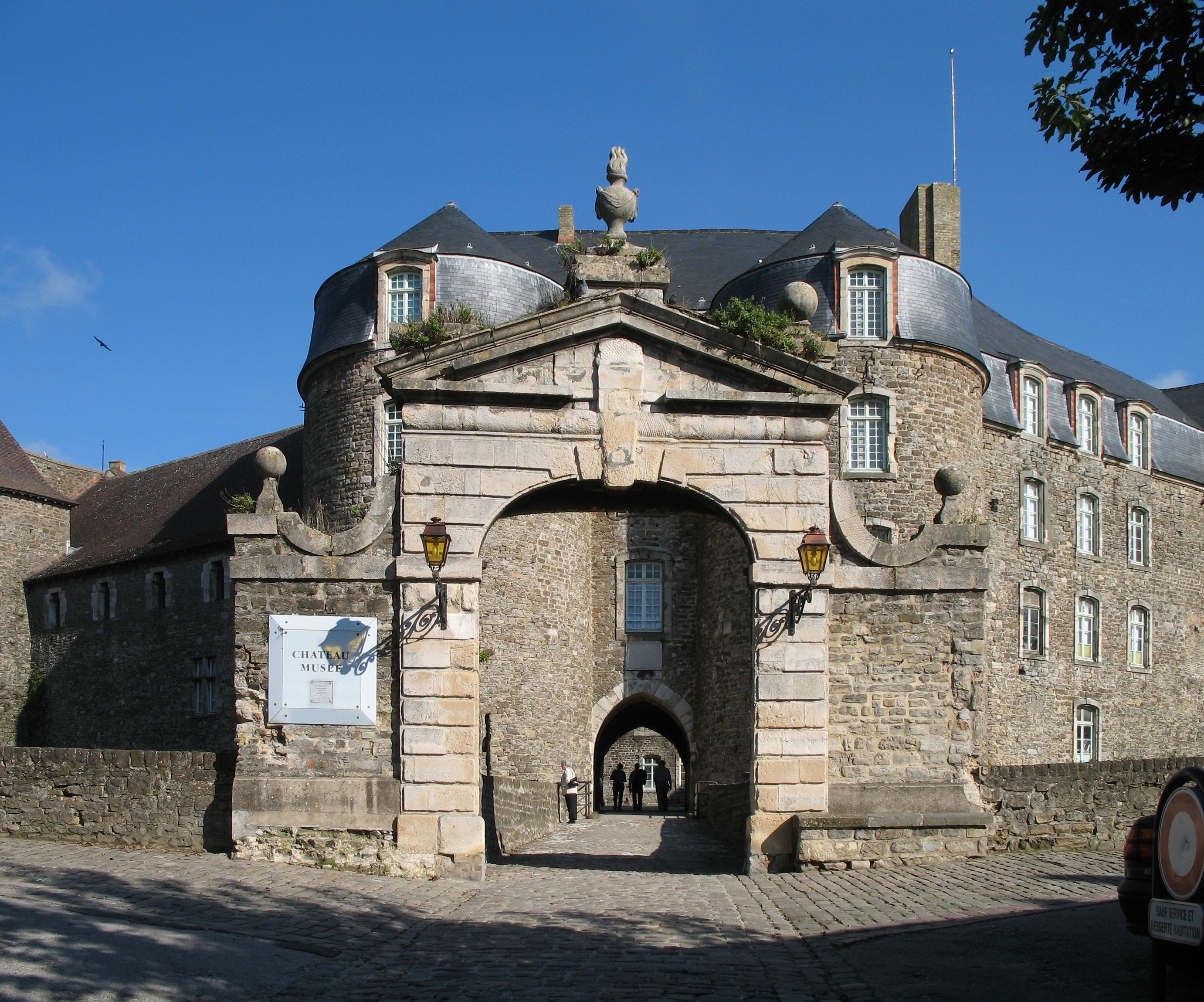 Boulogne (département du Pas-de-Calais, France): entrance of the castle