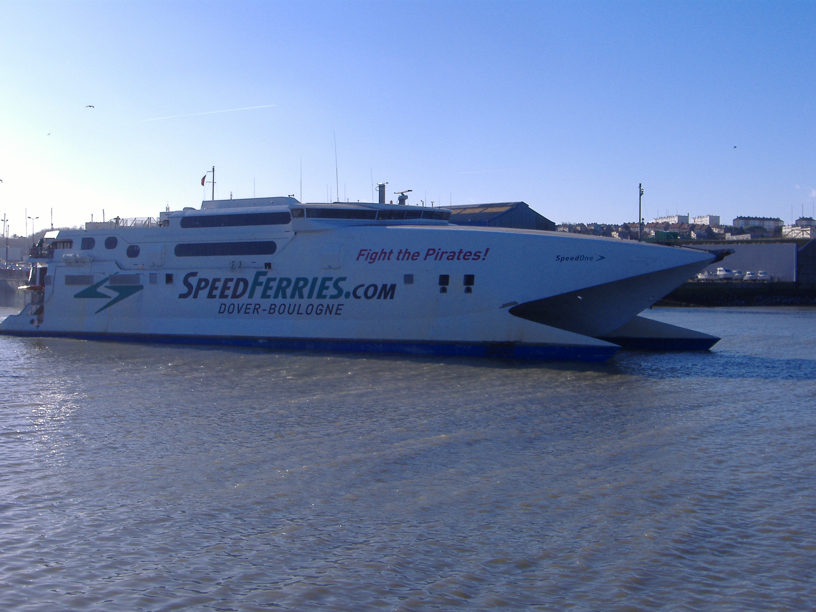 Incat Katamaranfähre SpeedOne des Fährbetreibers SpeedFerries im Hafen von Boulogne-sur-Mer