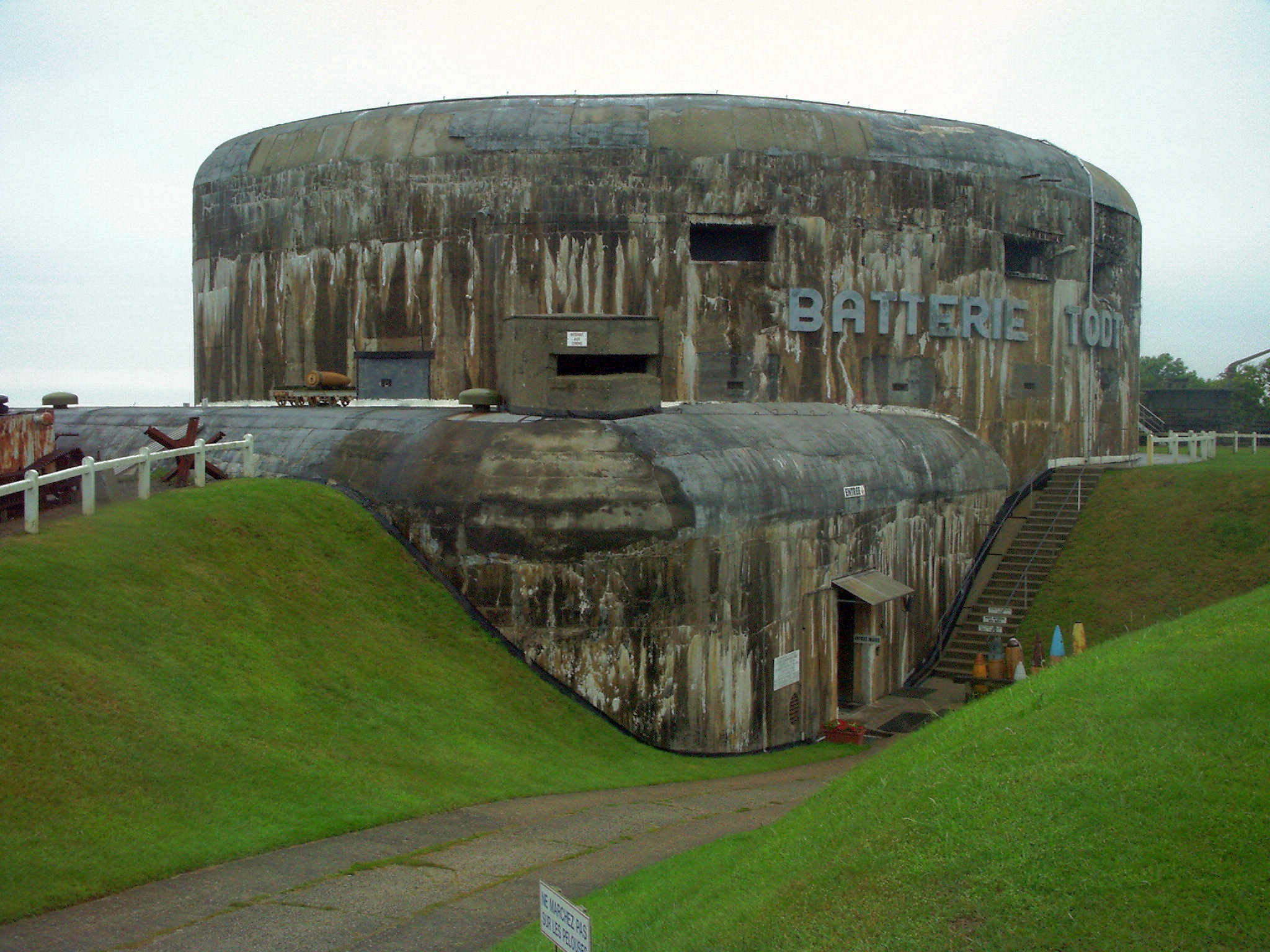 : Fortification allemande de la seconde guerre mondiale, élément de la ligne de défense littorale pour la Manche/Mer du Nord, dans la prolongation du "mur de l'Atlantique", près du Cap Gris-Nez, département du Pas-de-Calais, Région Nord-Pas-deCalais.