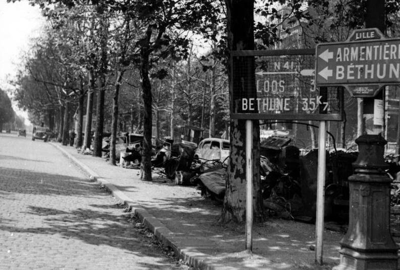 Bundesarchiv Bild 121-0396, Frankreich, Allee mit zerstörten Fahrzeugen.jpg