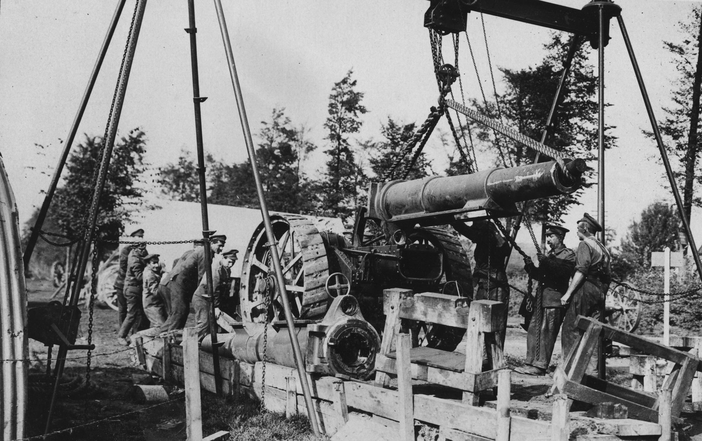 IWM caption : THE THIRD BATTLE OF YPRES (PASSCHENDAELE) 31 JULY - 10 NOVEMBER 1917
Description: Battle of Polygon Wood 26 September - 3 October: A new barrel is lowered into position on an 8 inch howitzer by the Army Ordnance Corps.

Comment : This is an 8 inch howitzer utilizing bored-out and shortended 6 inch naval gun barrel. Probably a BL 8 inch Howitzer Mk V.