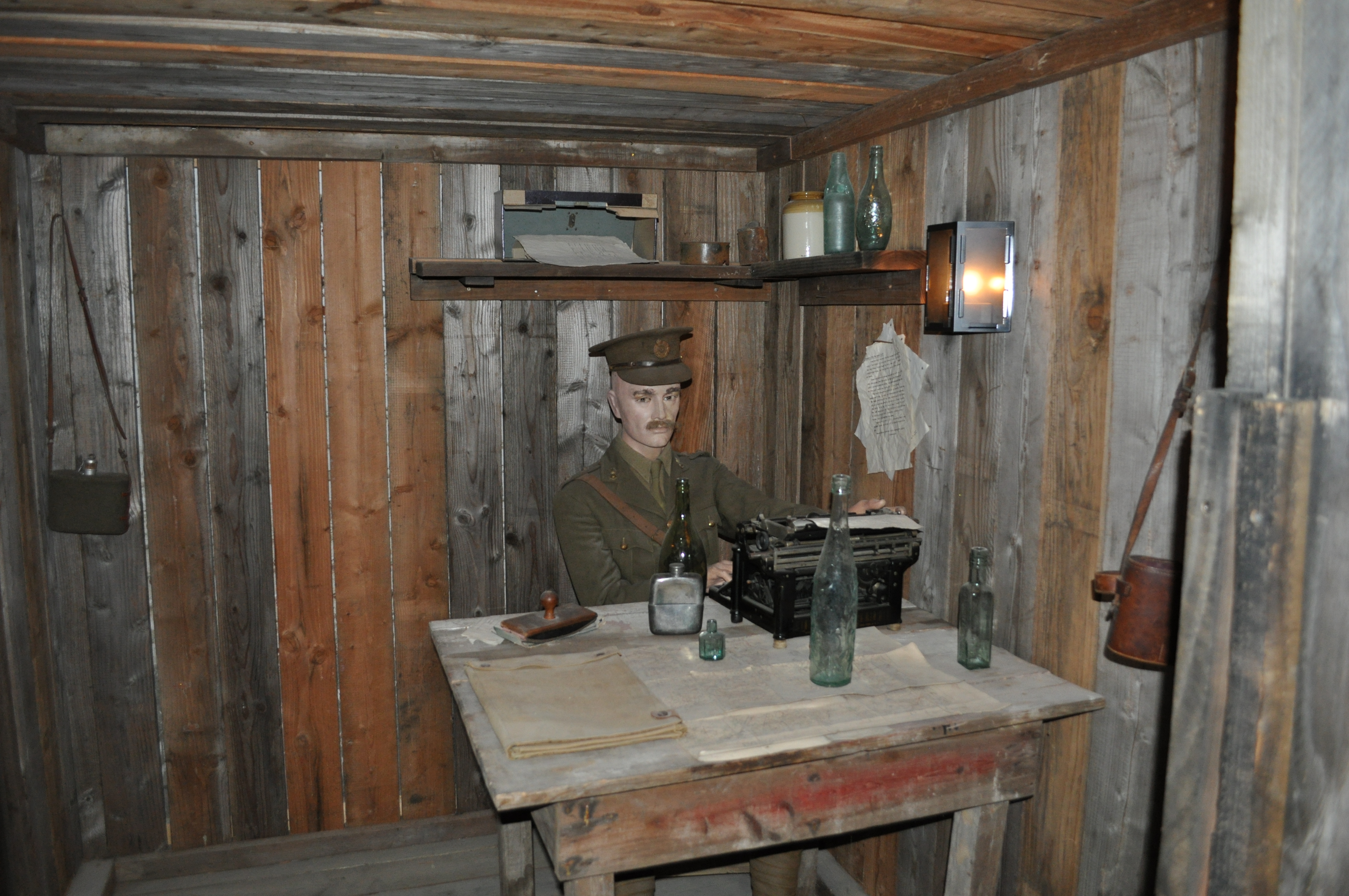 Memorial Museum Passchendaele 1917, kast met rekwisieten.