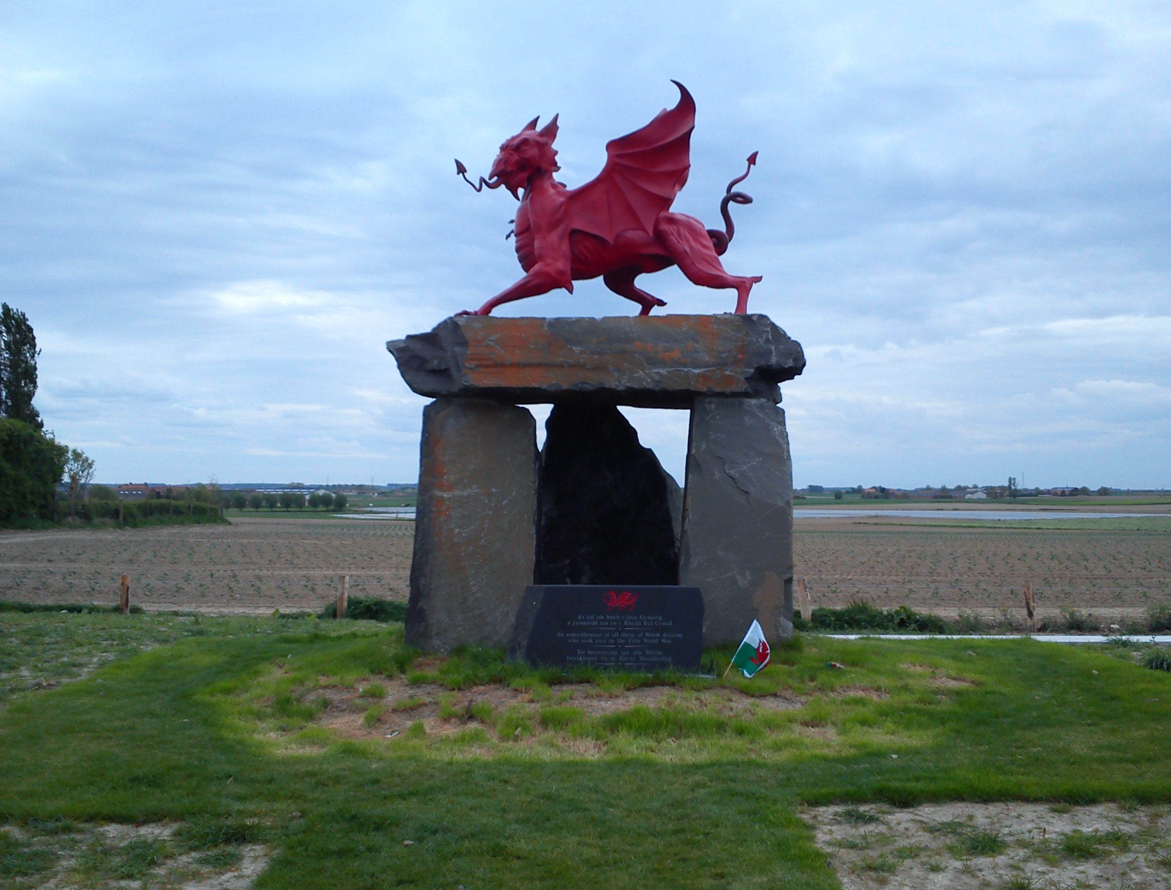 Welsh Memorial Park Ypres: cromlech monument