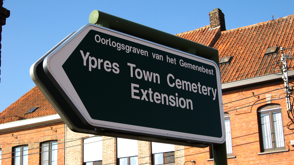 Sign pointing to en:Ypres Town Commonwealth War Graves Commission Cemetery and Extension