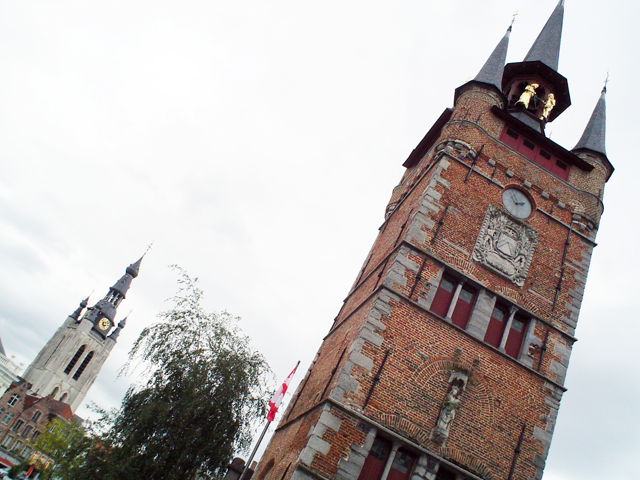 * Grote Markt z.nr. BELFORTTOREN. Beschermd als monument bij K.B. van 19.04.1937 en opgenomen op de lijst van het werelderfgoed.
Gelegen te midden van het Marktplein. Aan de zuidoostelijke zijde gemarkeerd door het oorlogsmonument van de Eerste Wereldoorlog onthuld op 15 juli 1923. Het monument werd ontworpen door stadsarchitect J. Demeere en G. De Vreese (beeldhouwwerk) en uitgevoerd door Fonderie Natle des Bronzes, St. Gilles-Bruxelles. 
Bron: WVL5

Auteurs: De Gunsch, Ann; De Leeuw, Sofie &amp; Metdepenninghen, Catheline