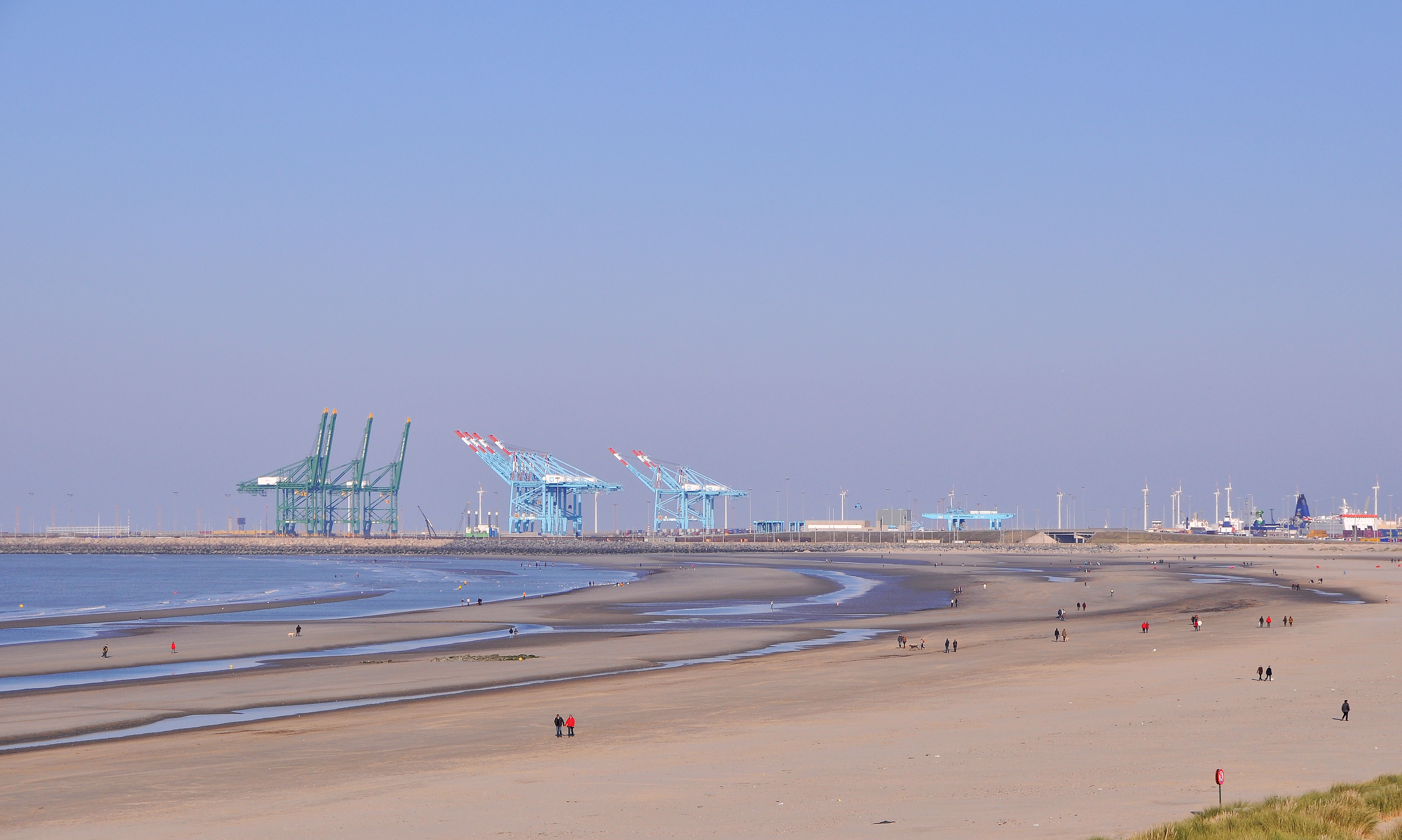 Zeebrugge (Bruges, Belgium): the beach and (in the background) the port