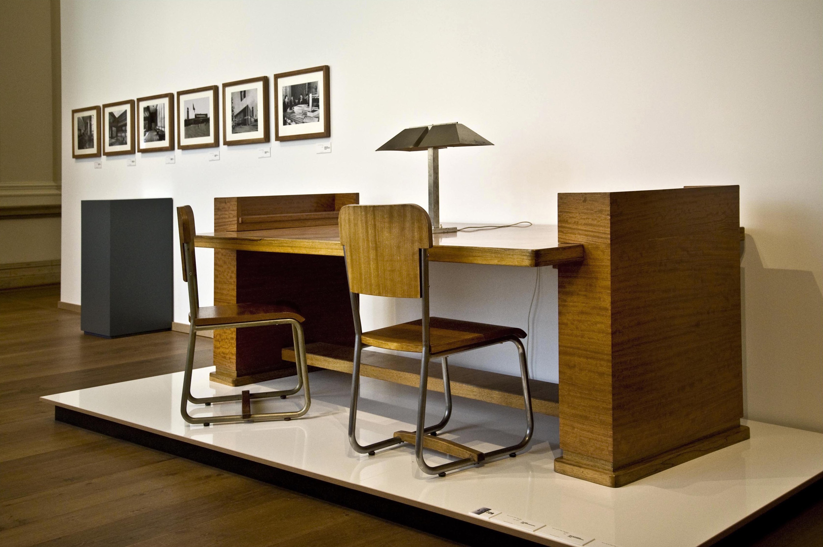 Tentoonstelling (maart - juni 2013) Neues Museum Weimar: Leidenschaft, Funktion und Schönheit. Henry van de Velde und sein Beitrag zur europäischen Moderne. Op de foto: meubels door Van de Velde ontworpen voor de Gentse Boekentoren - 1939