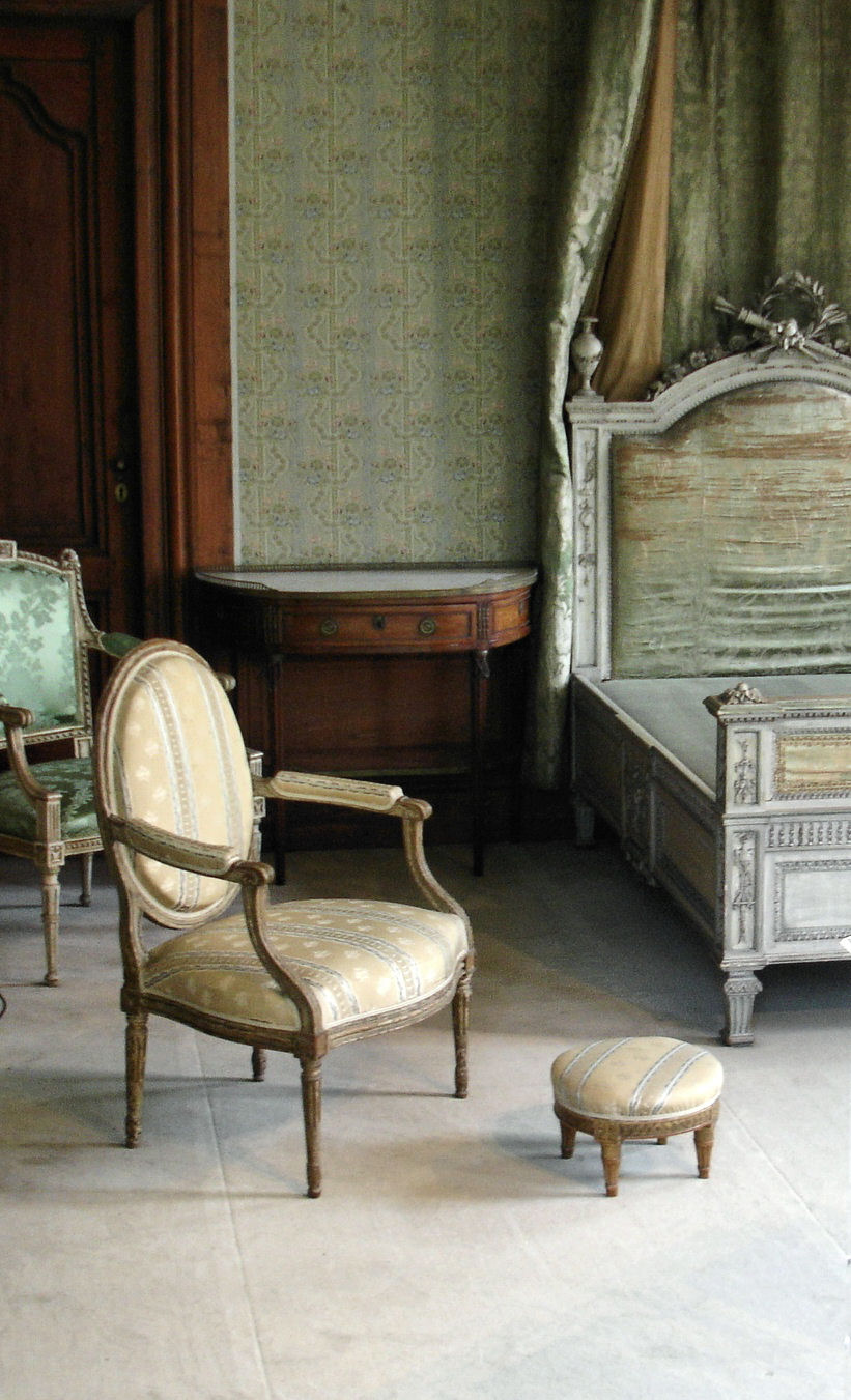 Fauteuil à la reine louis-seize, à médaillon, tabouret repose-pied, Design Museum à Gent (Gand-Belgique)