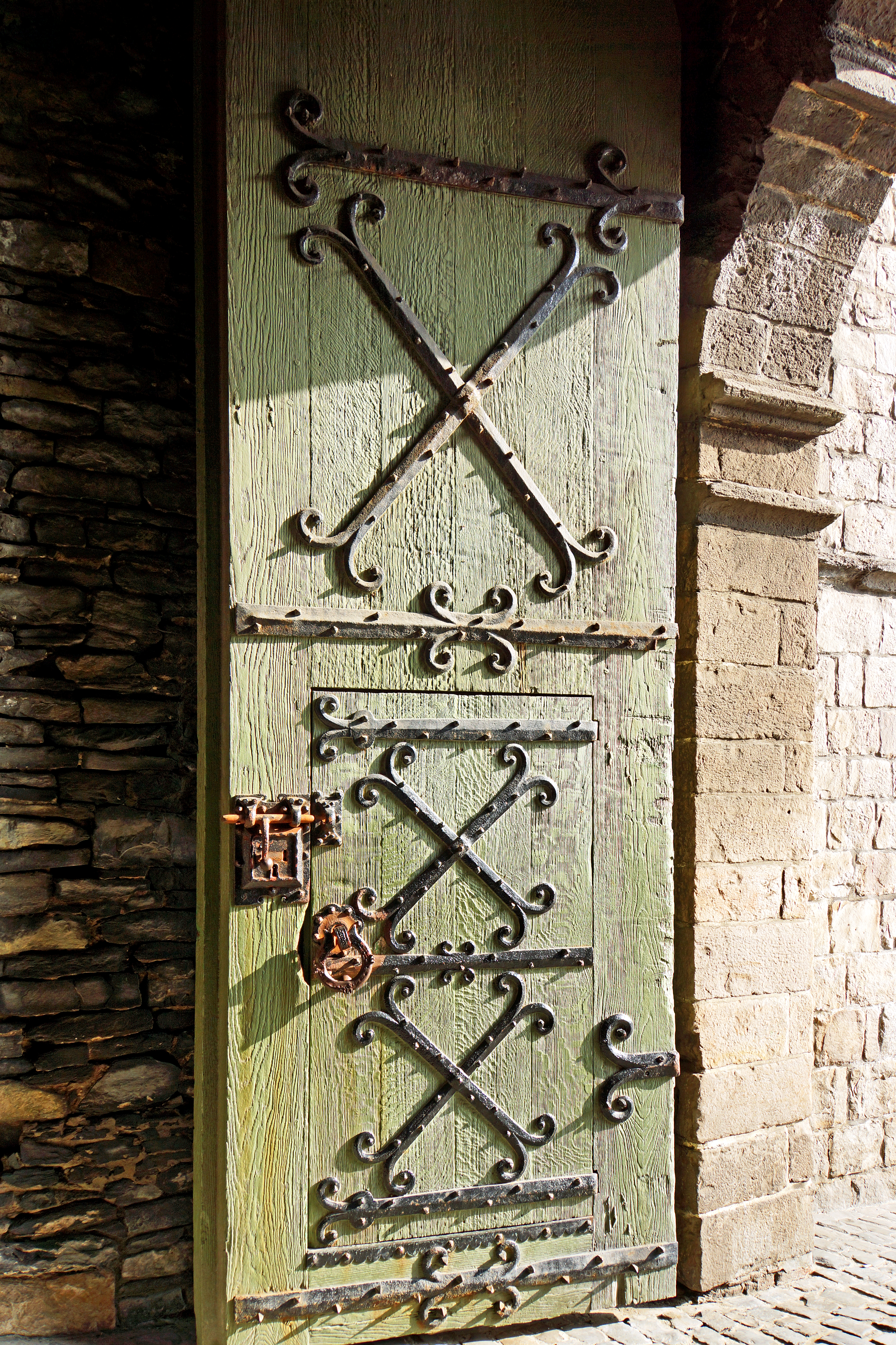 St. Nicholas’ Church - this 13th-5th century church has had extensive renovation work. Its belfry is one of the "three towers of Ghent",  it was the first of the three to grace the city skyline. A baroque high altar and other rich decorations embellish the interior.