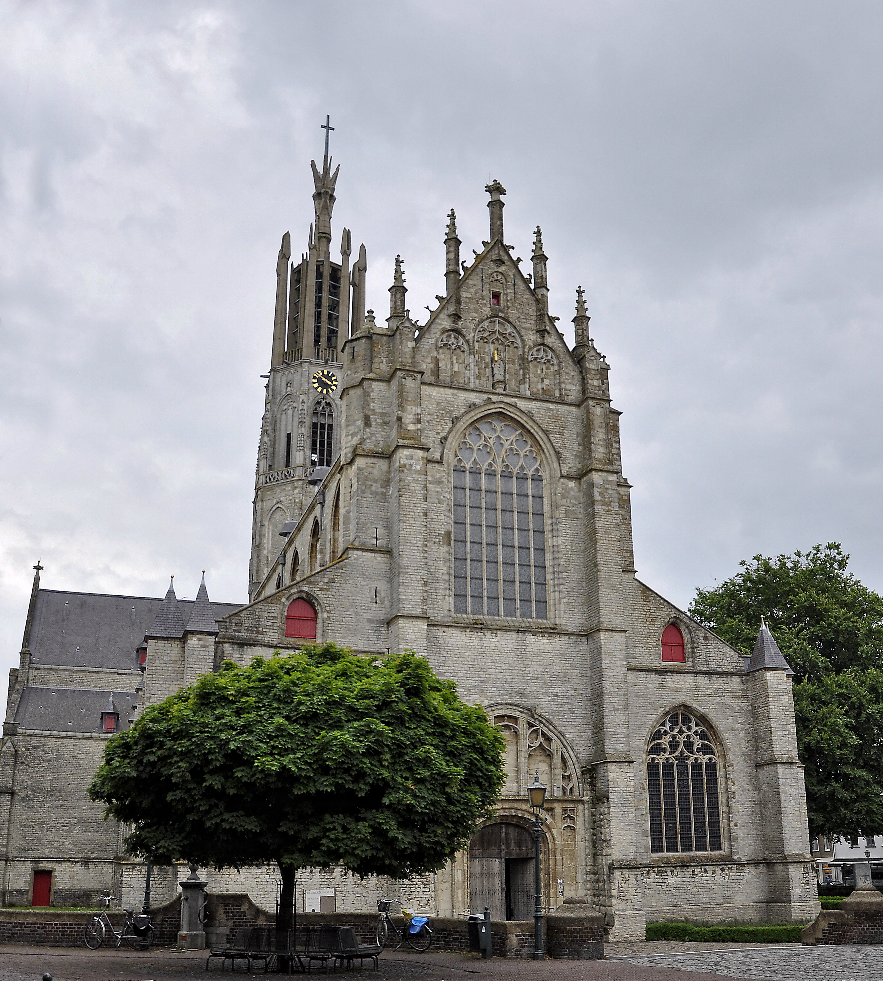 De westergevel met het beeld van Willibrordus - Sint-Willibrordusbasiliek te Hulst, Nederland