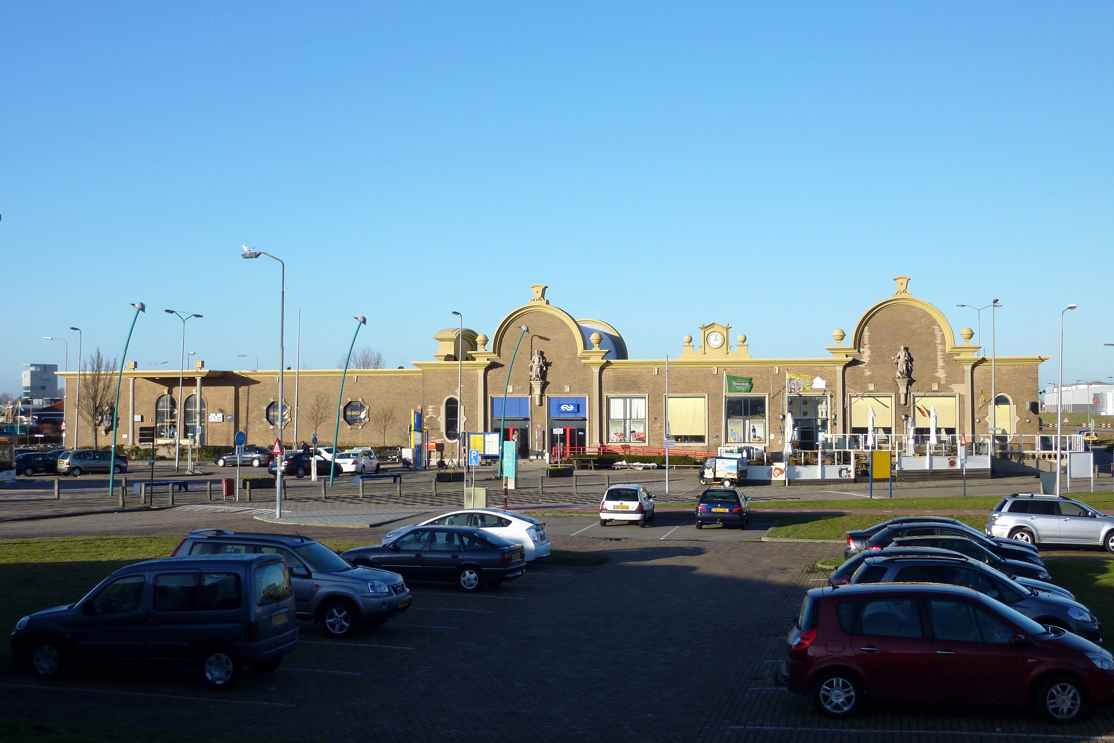 Spoorwegstation van Vlissingen (1950) ontworpen door Sybold van Ravesteyn.