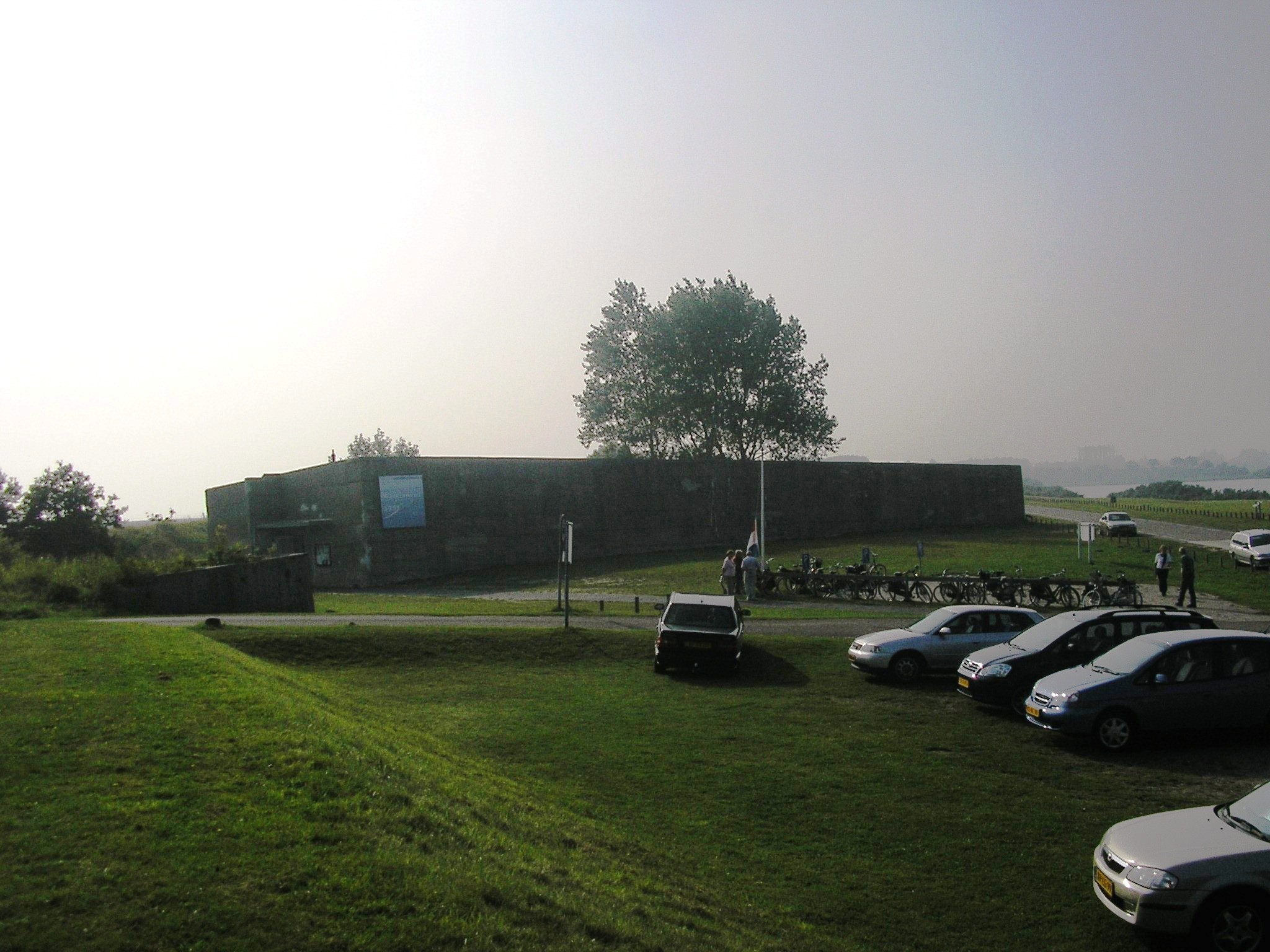Zicht op een deel van de buitenkant van het Watersnoodmuseum in de herfst van 2005