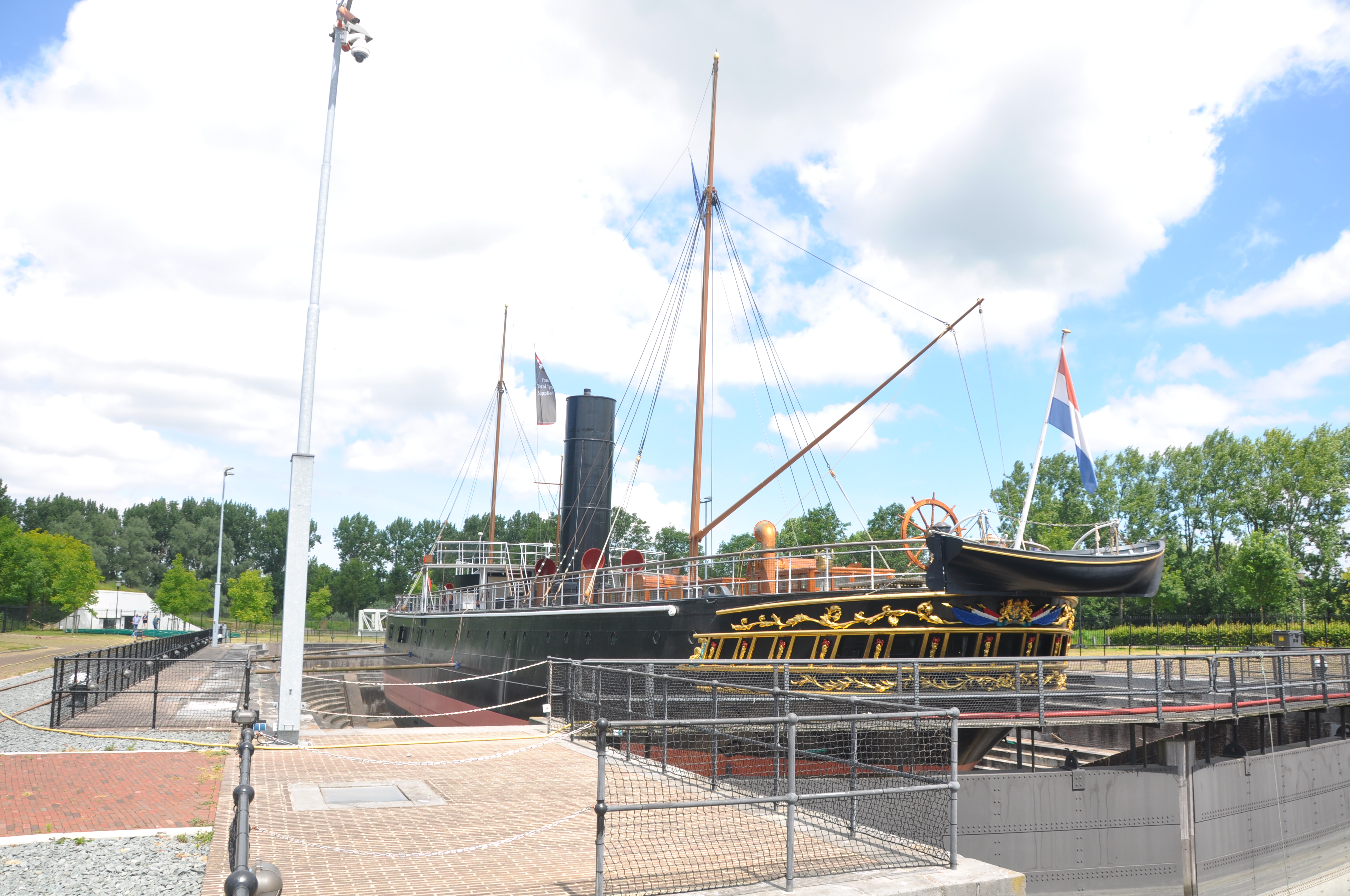 De BUFFEL uit 1868 in het Jan Blankendok in Hellevoetsluis.