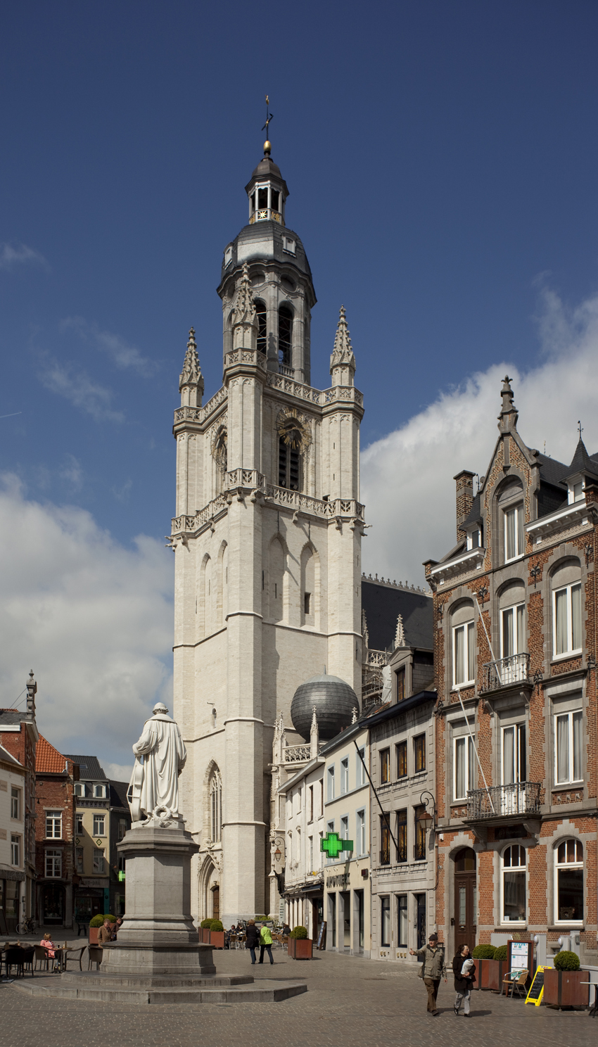 Belgium. Oost-Vlaanderen. Halle. Grote MarktGrote Markt en de Sint-Martinusbasiliek. Main square (Grote Markt). The place with the basilica.