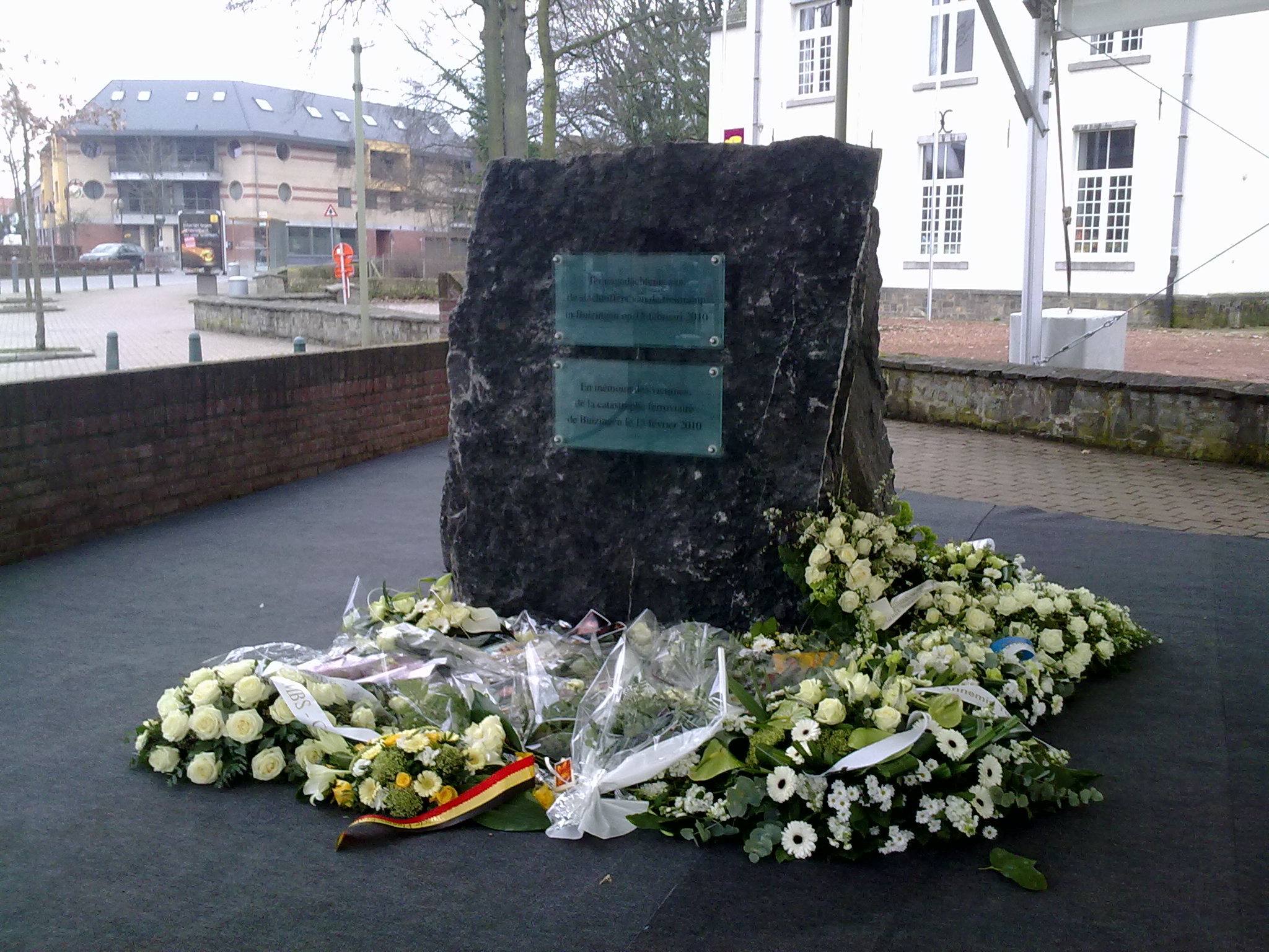 Monument à Halle-Buizingen en Hommage au x 19 victimes décédées dans l'accident de train de Buizingen du 15 fév 2010. Inauguration du 12 Fev 2011