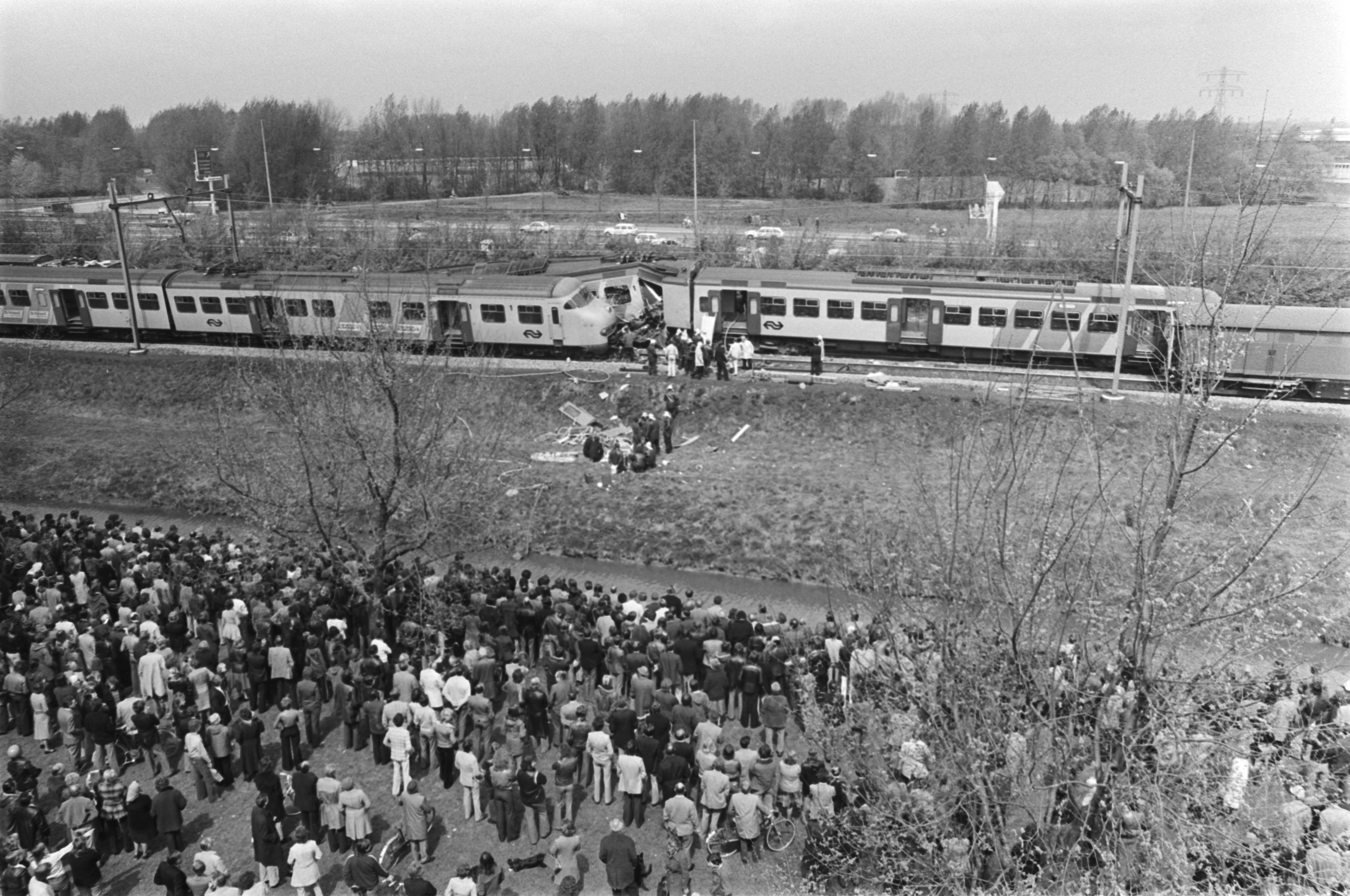 Collectie / Archief : Fotocollectie Anefo
Reportage / Serie : [ onbekend ]
Beschrijving : Treinramp bij Schiedam, 24 doden ; overzicht en publiek
Datum : 4 mei 1976
Locatie : Schiedam, Zuid-Holland
Trefwoorden : rampen, treinen
Fotograaf : Verhoeff, Bert / Anefo
Auteursrechthebbende : Nationaal Archief
Materiaalsoort : Negatief (zwart/wit)
Nummer archiefinventaris : bekijk toegang 2.24.01.05

Bestanddeelnummer : 928-5566