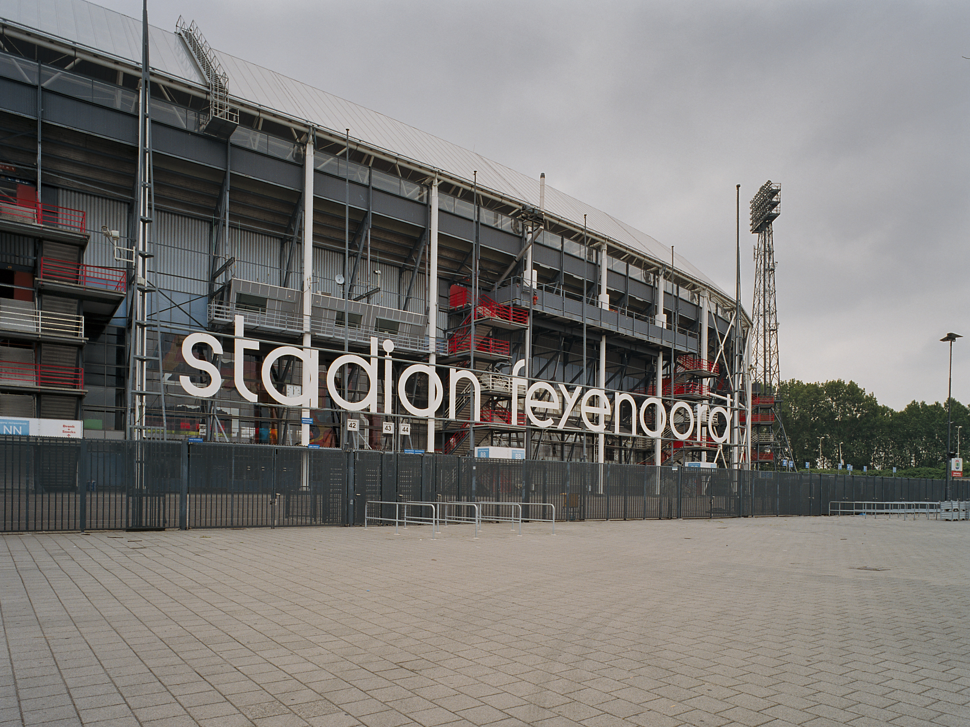 Stadion Feyenoord  -  voetbalstadion   -   De Kuip: Detail, belettering (opmerking: Gefotografeerd voor ANWB Monumentenboek)